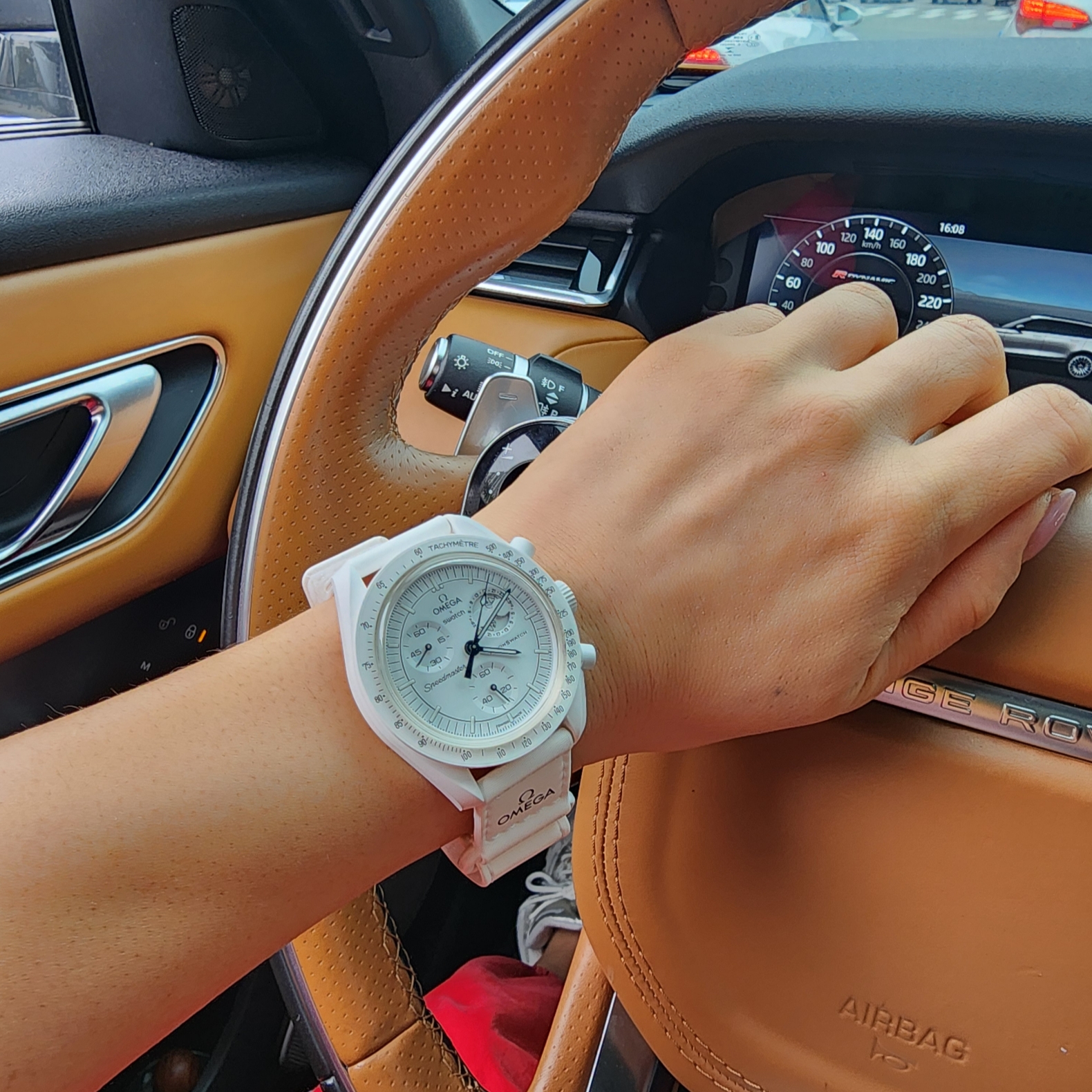 Swatch x Omega x Snoopy Bioceramic Moonswatch Mission To The Moonphase Full Moon 착용 스타일 - 1