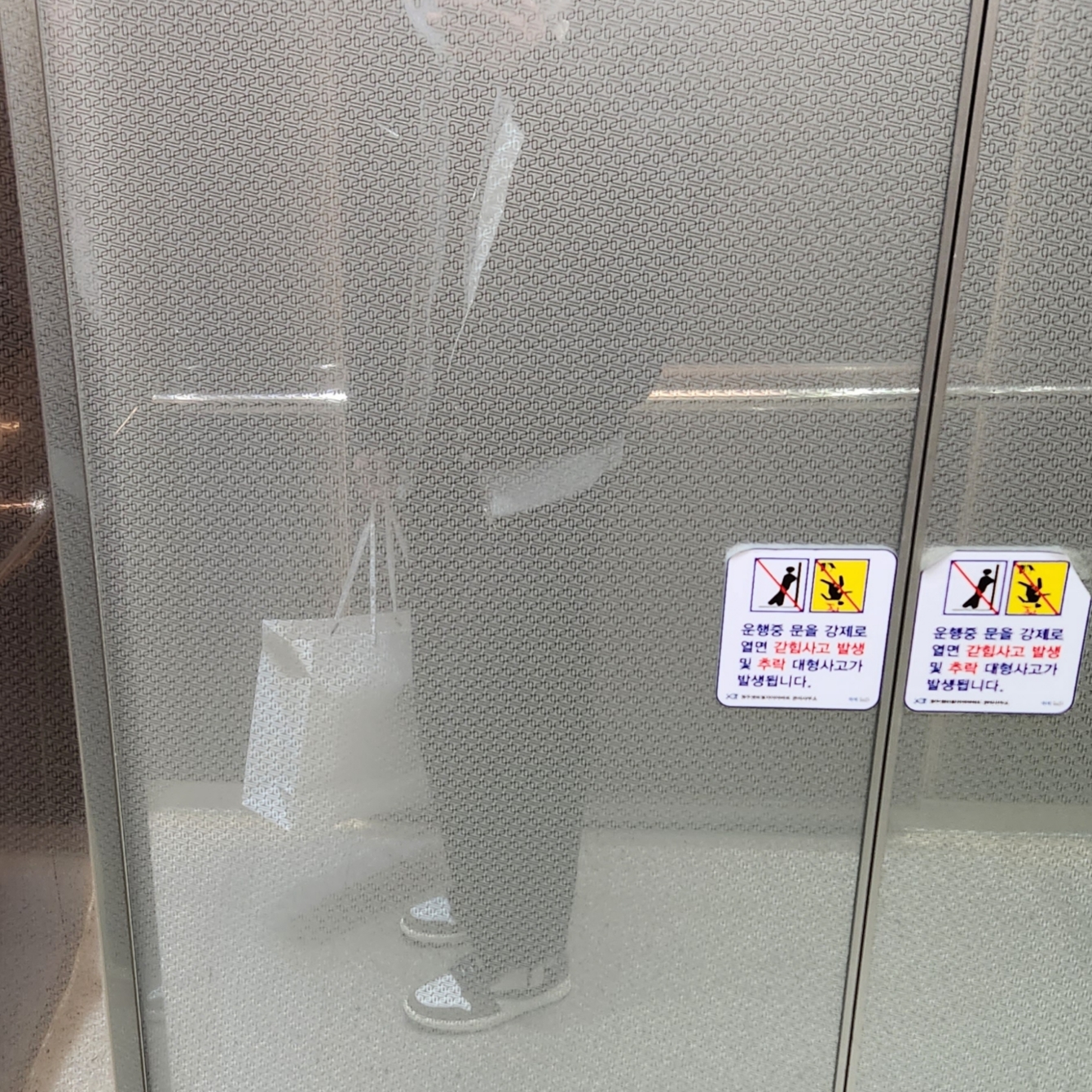 Jordan 1 x Travis Scott Retro High OG SP Mocha, Nike x Stussy Reversible Jacket Black (FJ9153-010) 착용 스타일 - 1