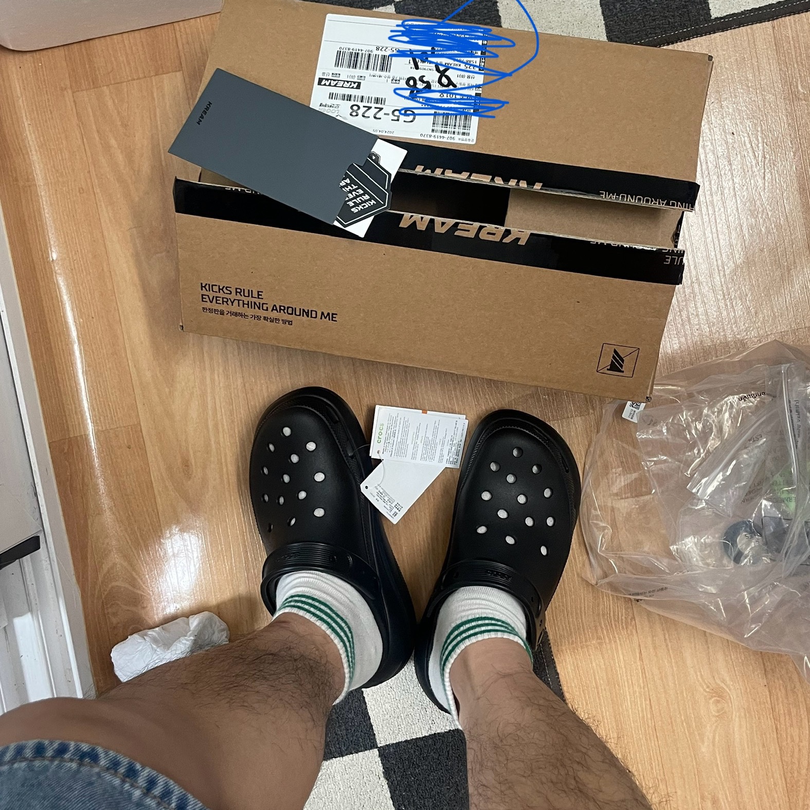 Crocs Classic Crush Clog Black 착용 스타일