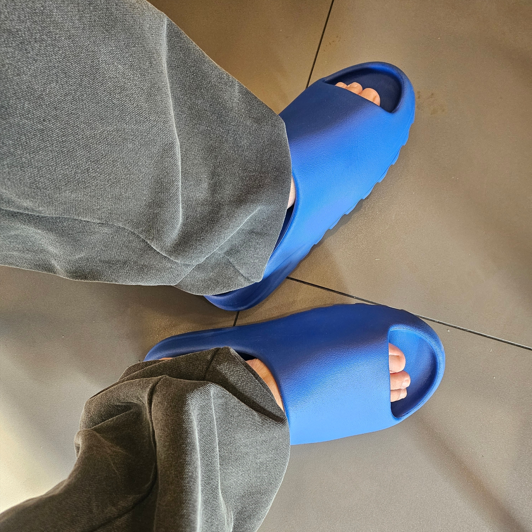 Adidas Yeezy Slide Azure 착용 스타일