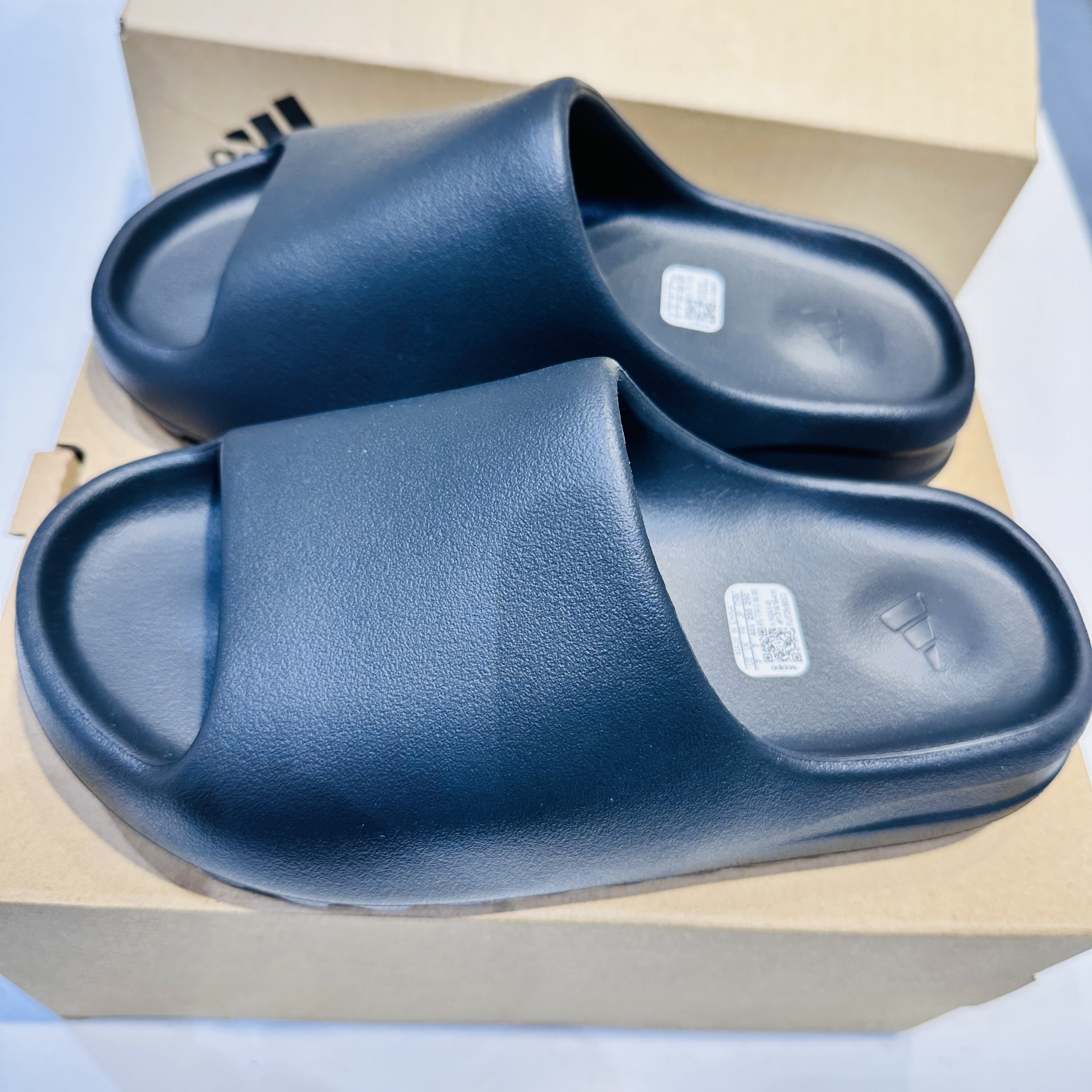 Adidas Yeezy Slide Onyx 착용 스타일 - 2