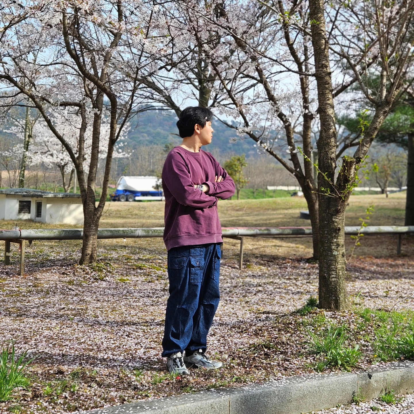 Salomon Speedverse PRG Silver Frost Grey Lunar Rock, Engineered Garments Feather PC Twill FA Pants Dark Navy 착용 스타일 - 5