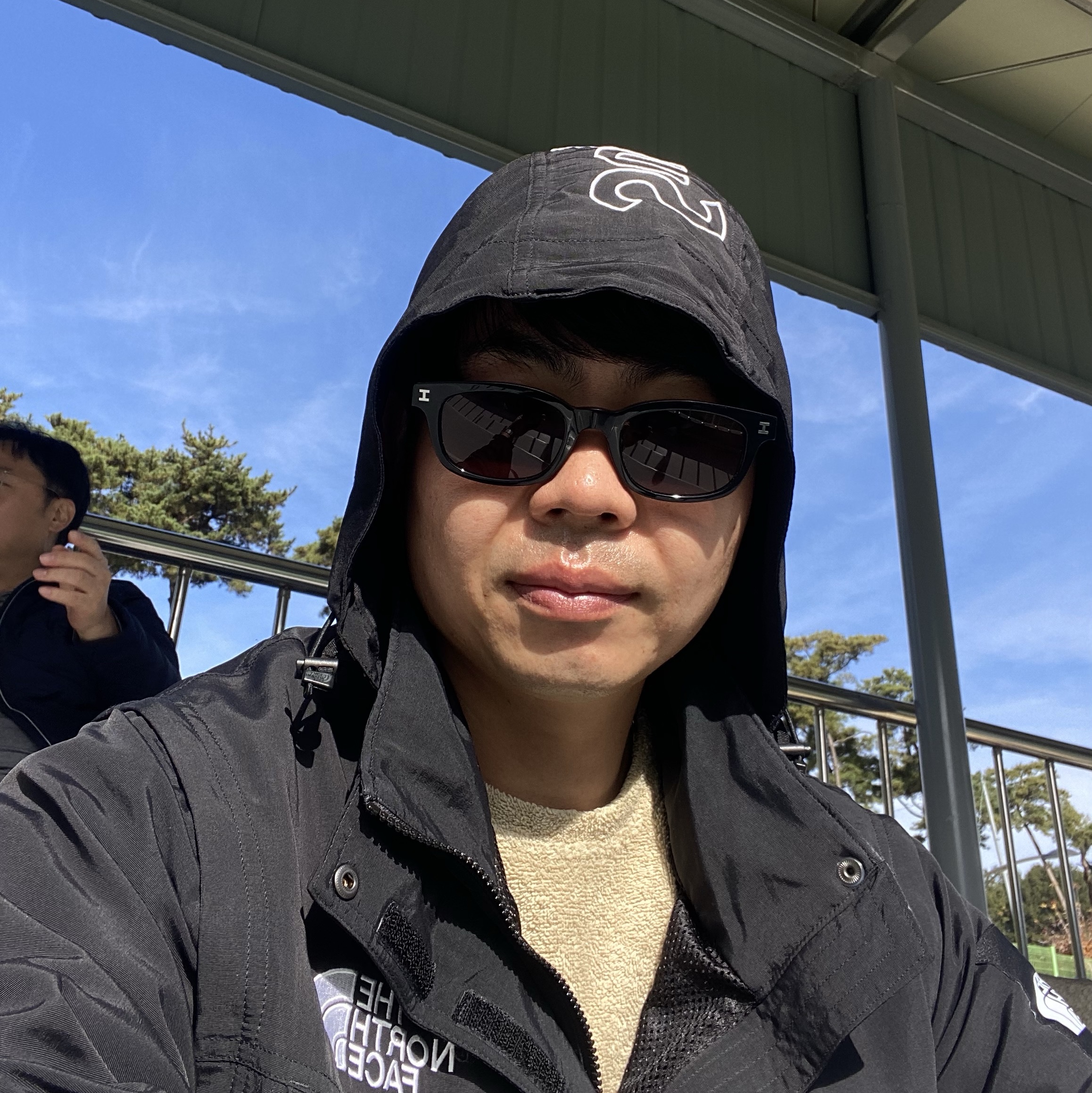 Supreme x The North Face Trekking Convertible Jacket Black - 22SS, IAB Studio Sunglasses I Black 착용 스타일 - 1