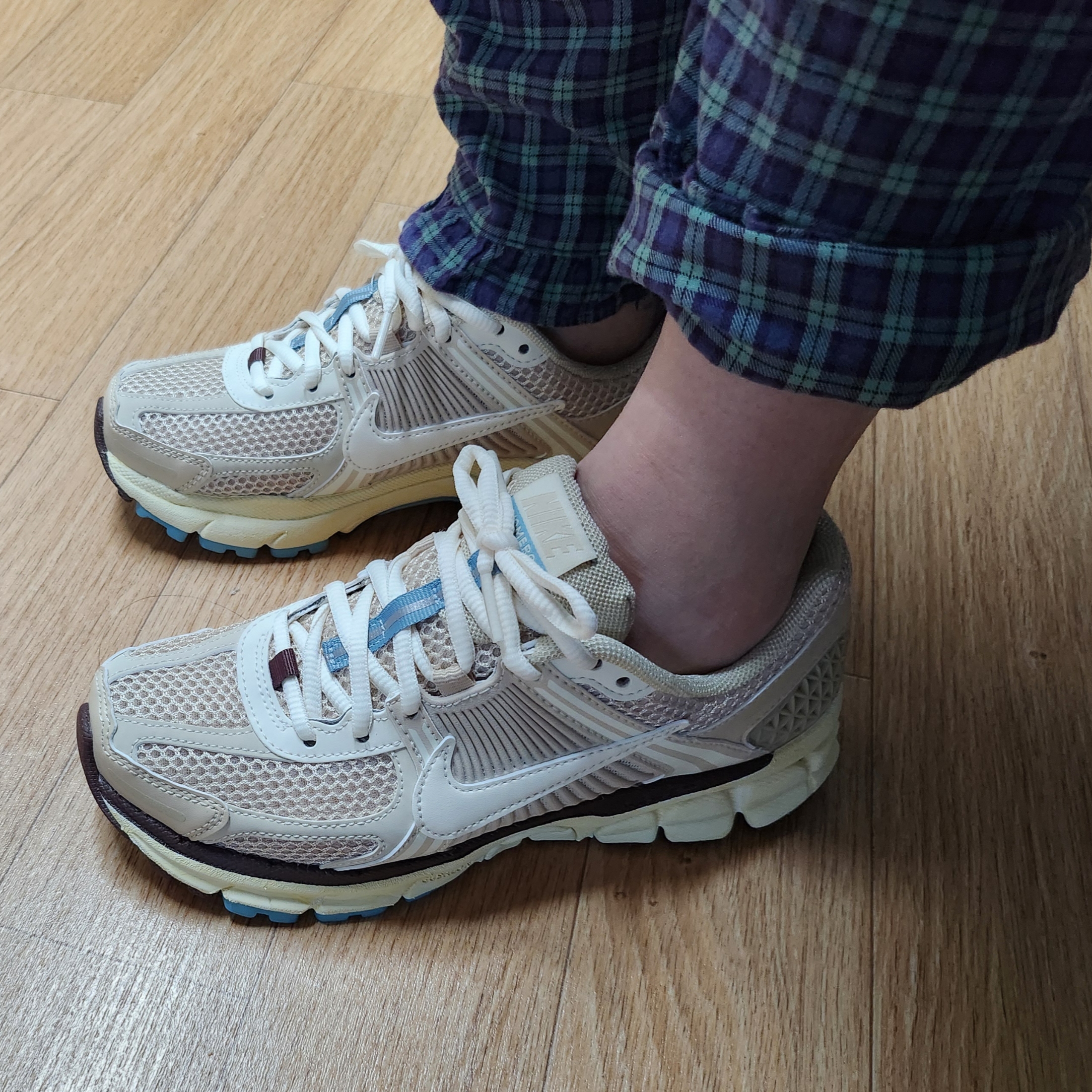 (W) Nike Zoom Vomero 5 Oatmeal 착용 스타일