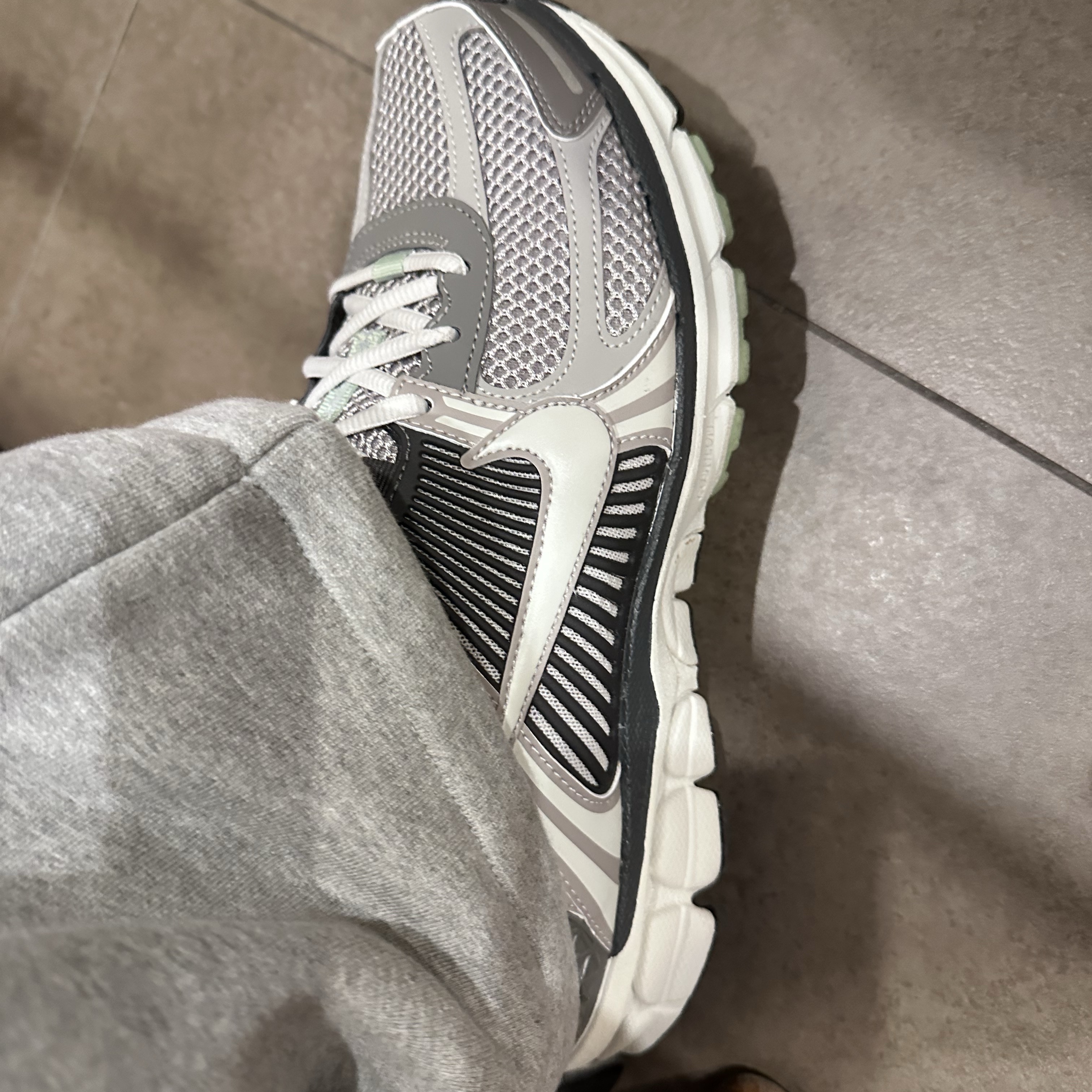 (W) Nike Zoom Vomero 5 Cobblestone and Flat Pewter 착용 스타일