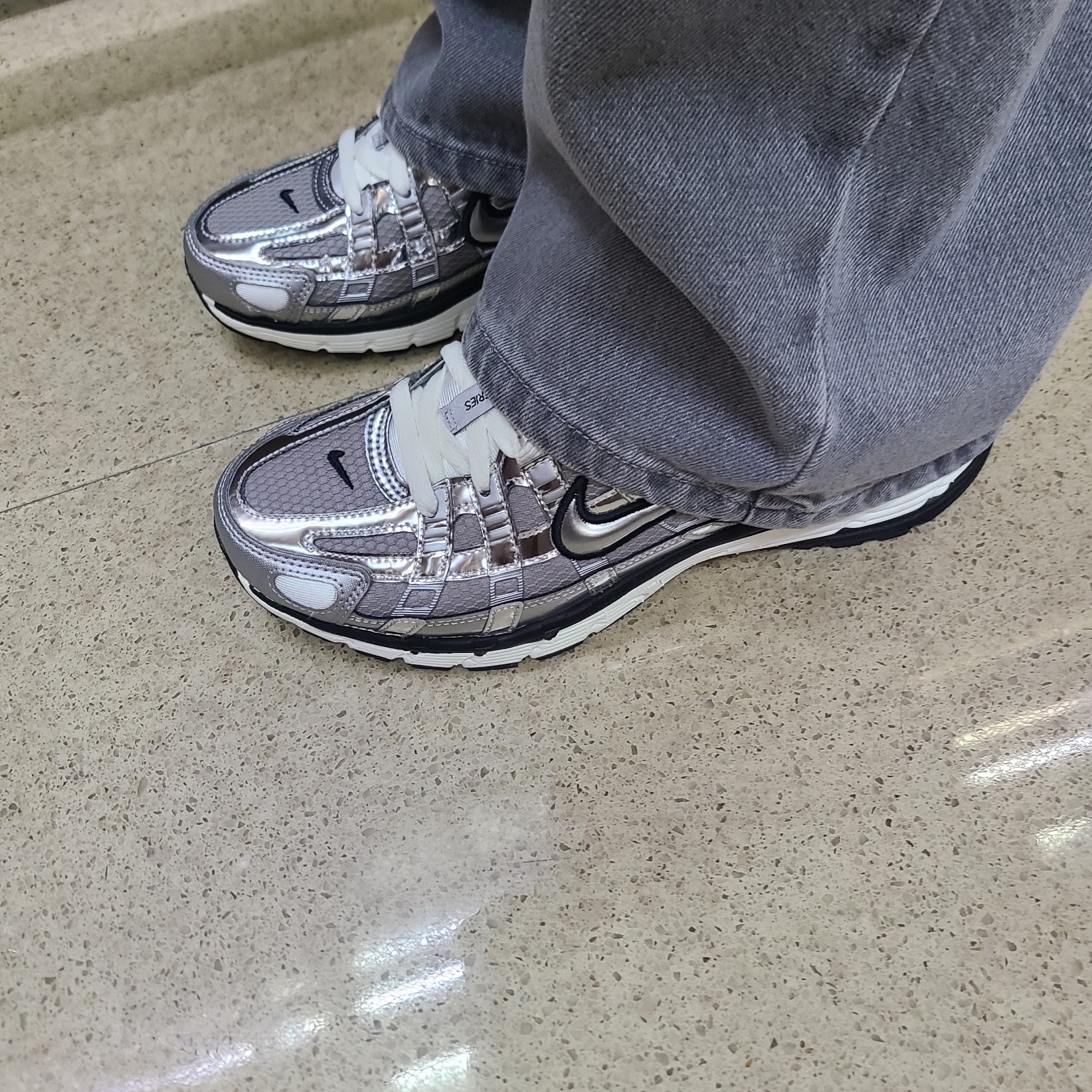 Nike P-6000 Metallic Silver 착용 스타일 - 2