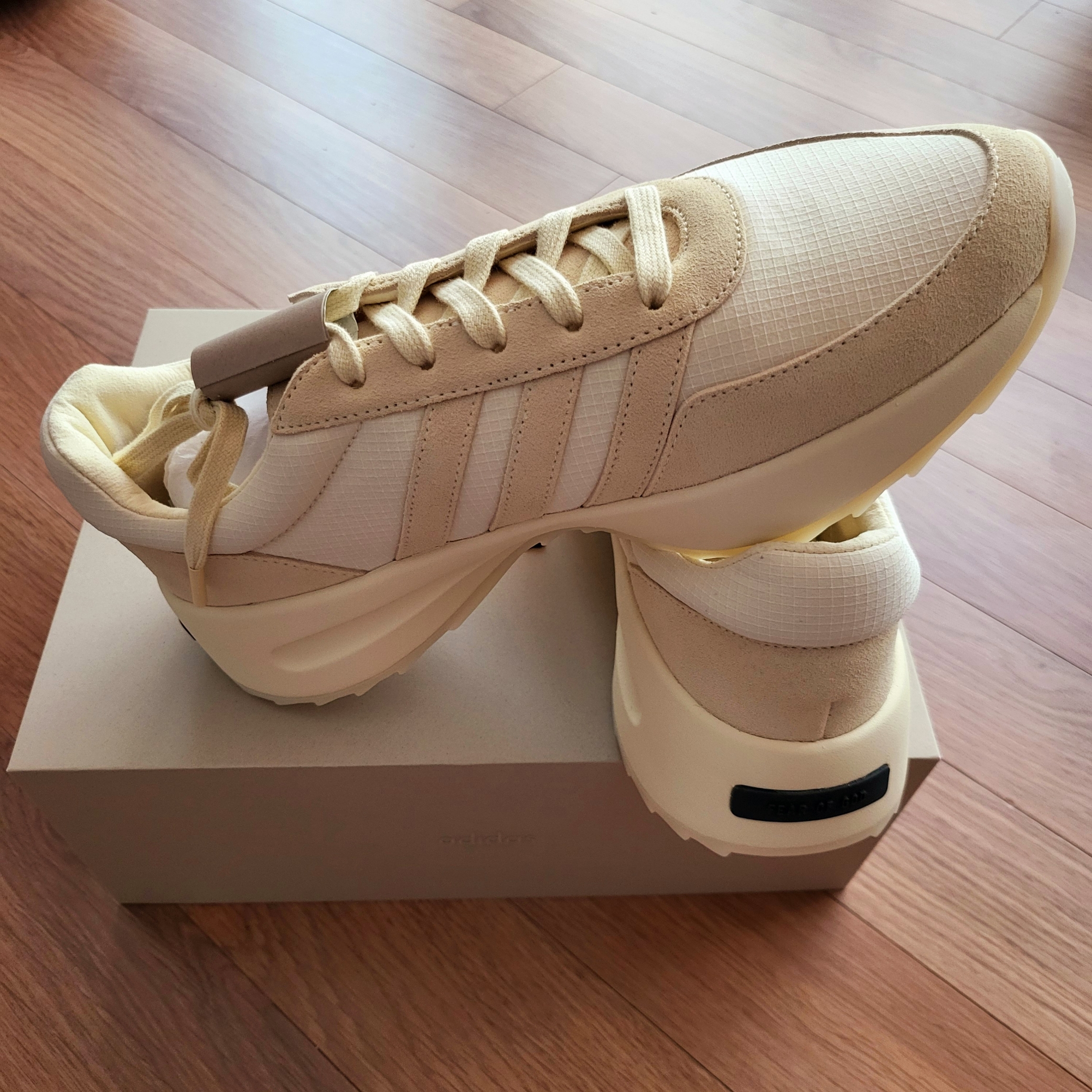 Adidas x Fear of God Athletics Los Angeles Pale Yellow 착용 스타일 - 3