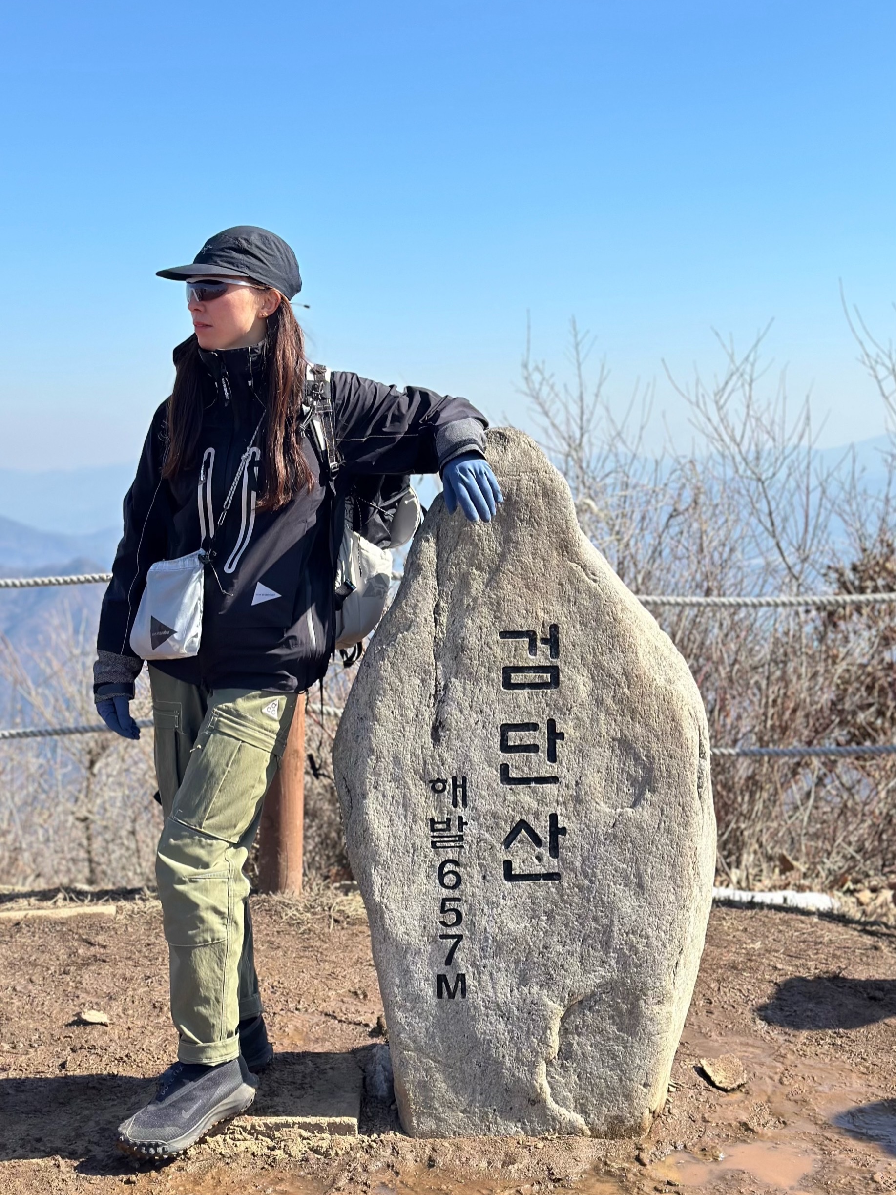 Arc'teryx Norvan Cap Black, Nike ACG Mountain Fly Gore-Tex Black and Dark Grey 착용 스타일 - 2