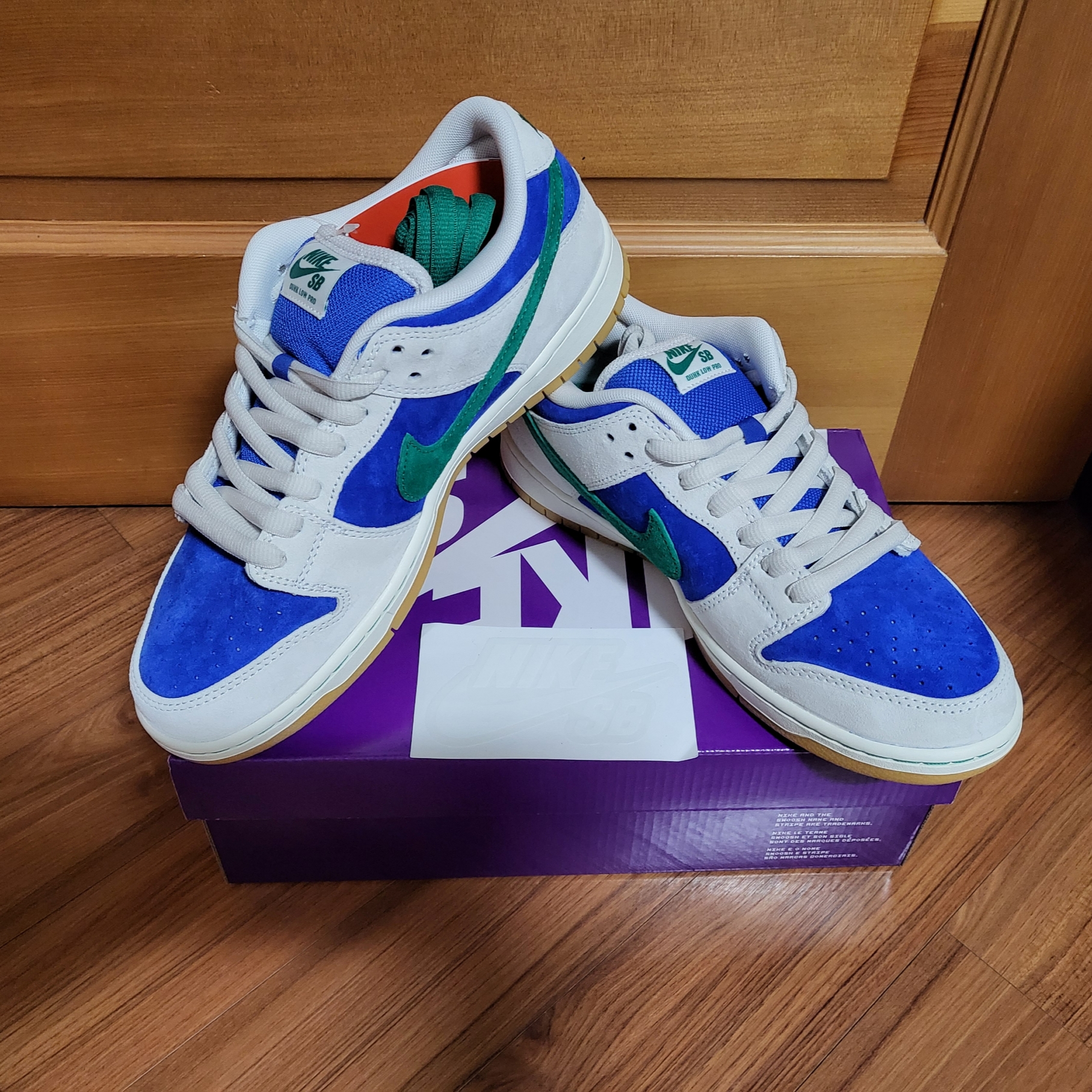 Nike SB Dunk Low Pro Phantom and Hyper Royal 착용 스타일