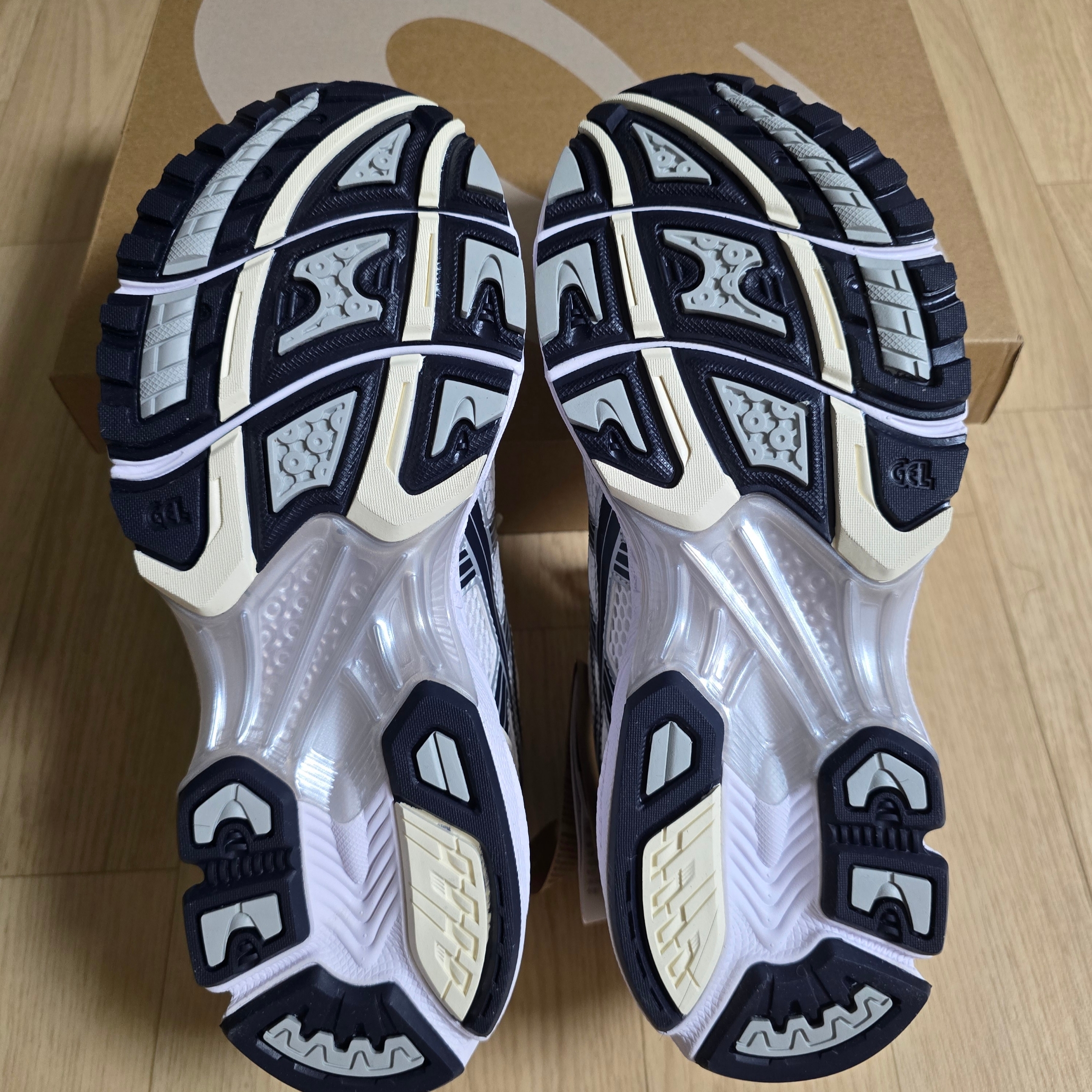 (W) Asics Gel-Kayano 14 White Midnight 착용 스타일 - 2