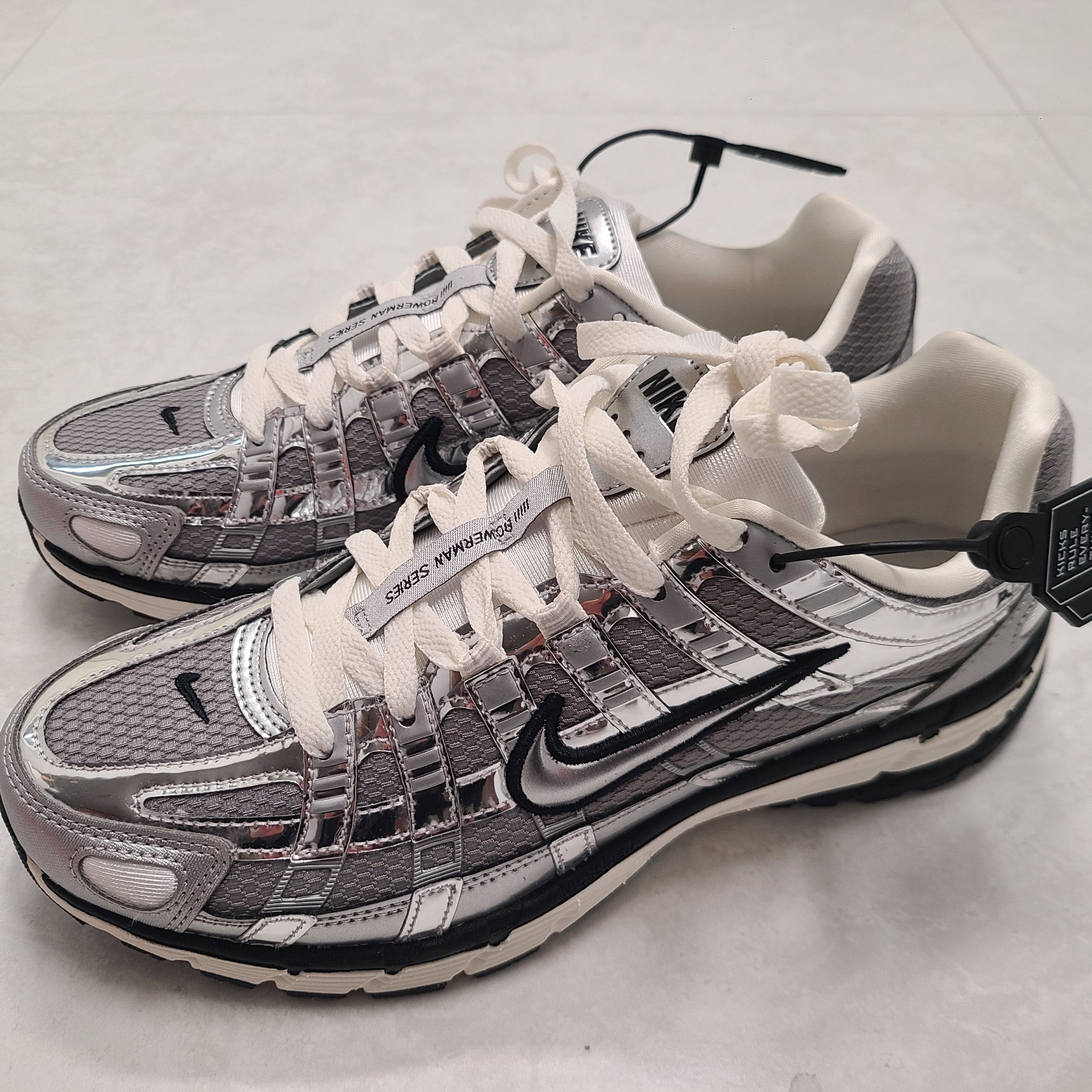 Nike P-6000 Metallic Silver 착용 스타일 - 1