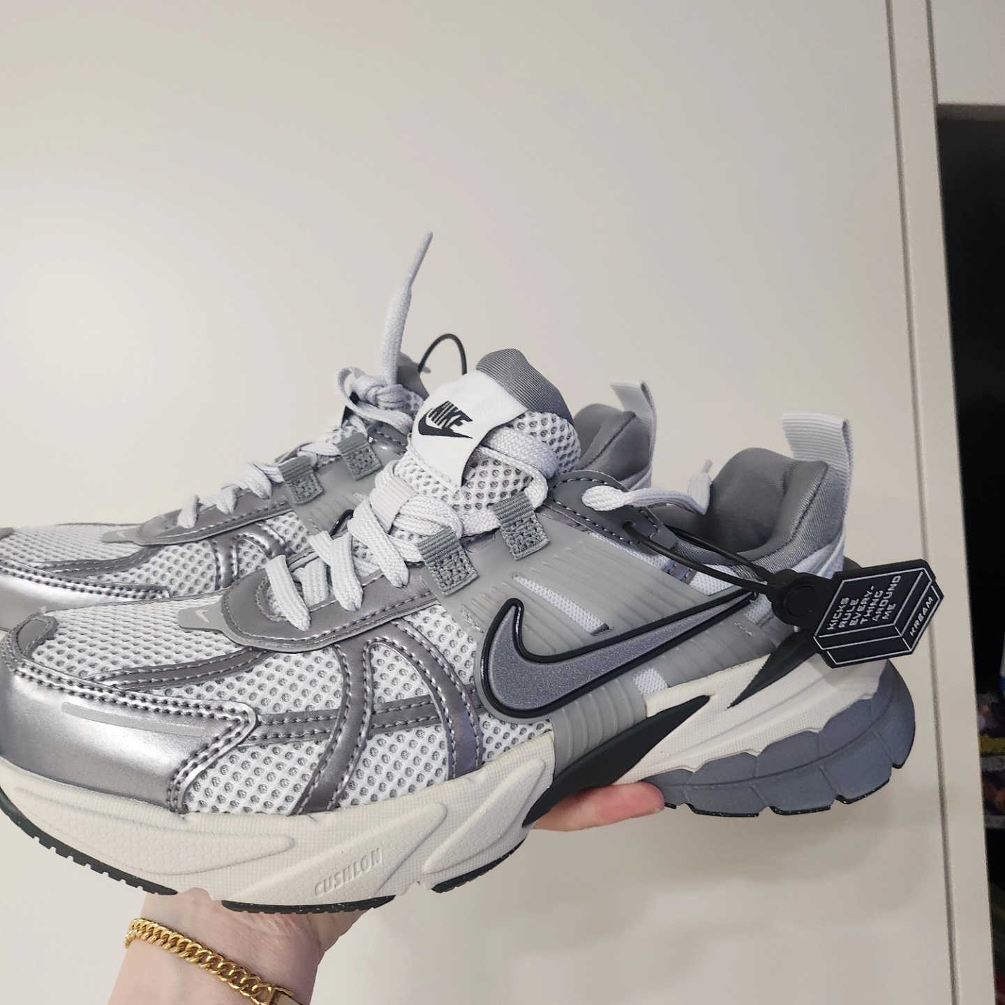 Nike V2K Run Pure Platinum Wolf Grey 착용 스타일 - 2