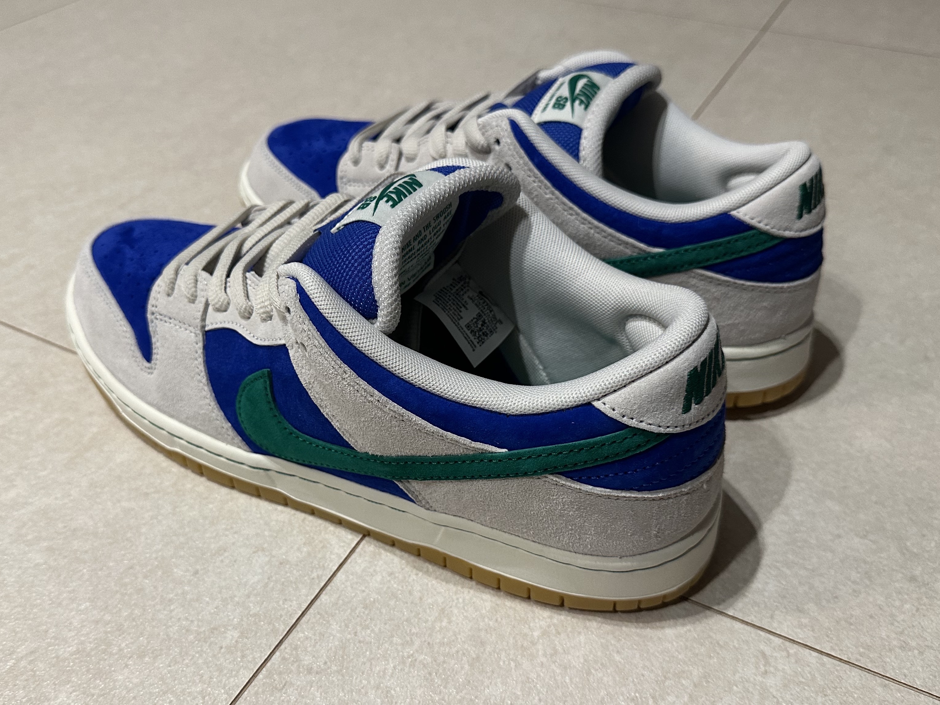 Nike SB Dunk Low Pro Phantom and Hyper Royal 착용 스타일 - 3