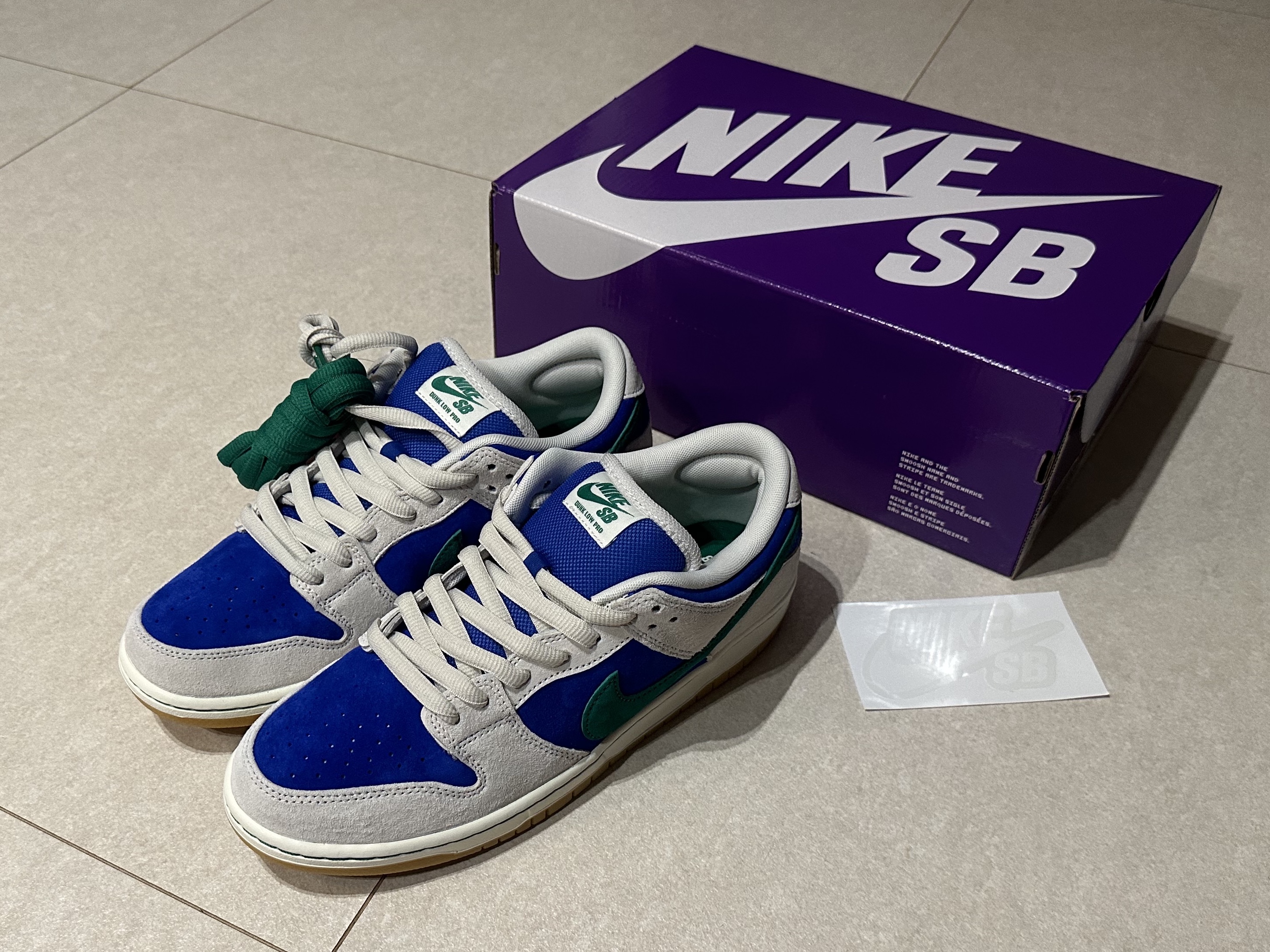 Nike SB Dunk Low Pro Phantom and Hyper Royal 착용 스타일 - 8