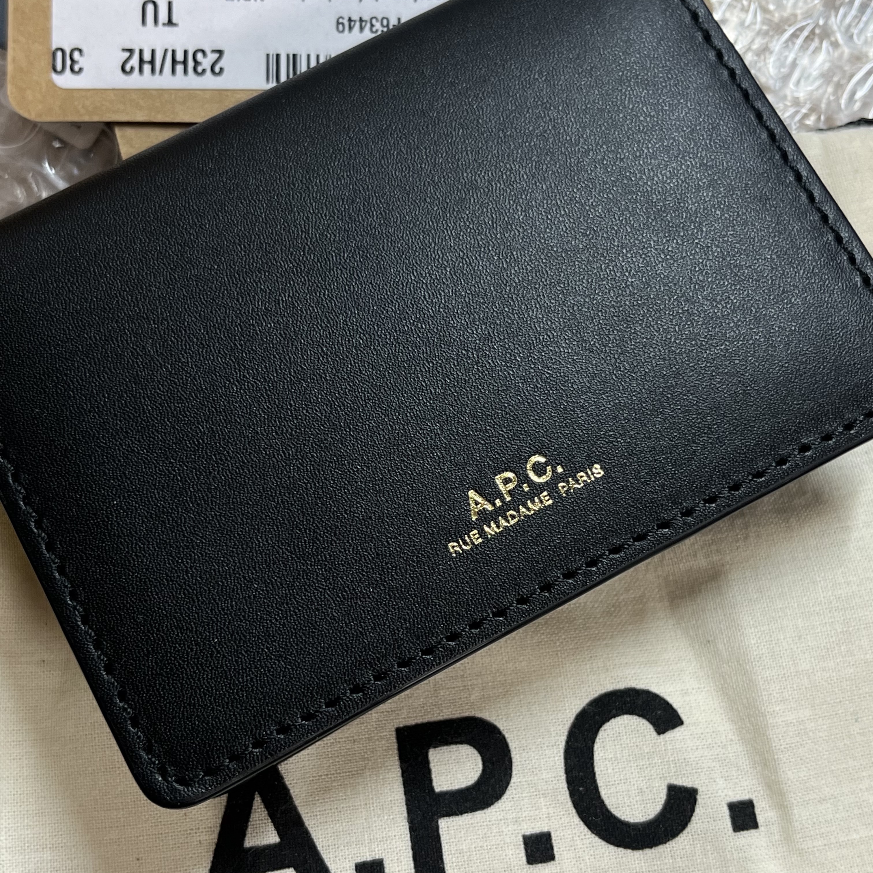 A.P.C. Stefan Horizon Card Holder Black 착용 스타일 - 2