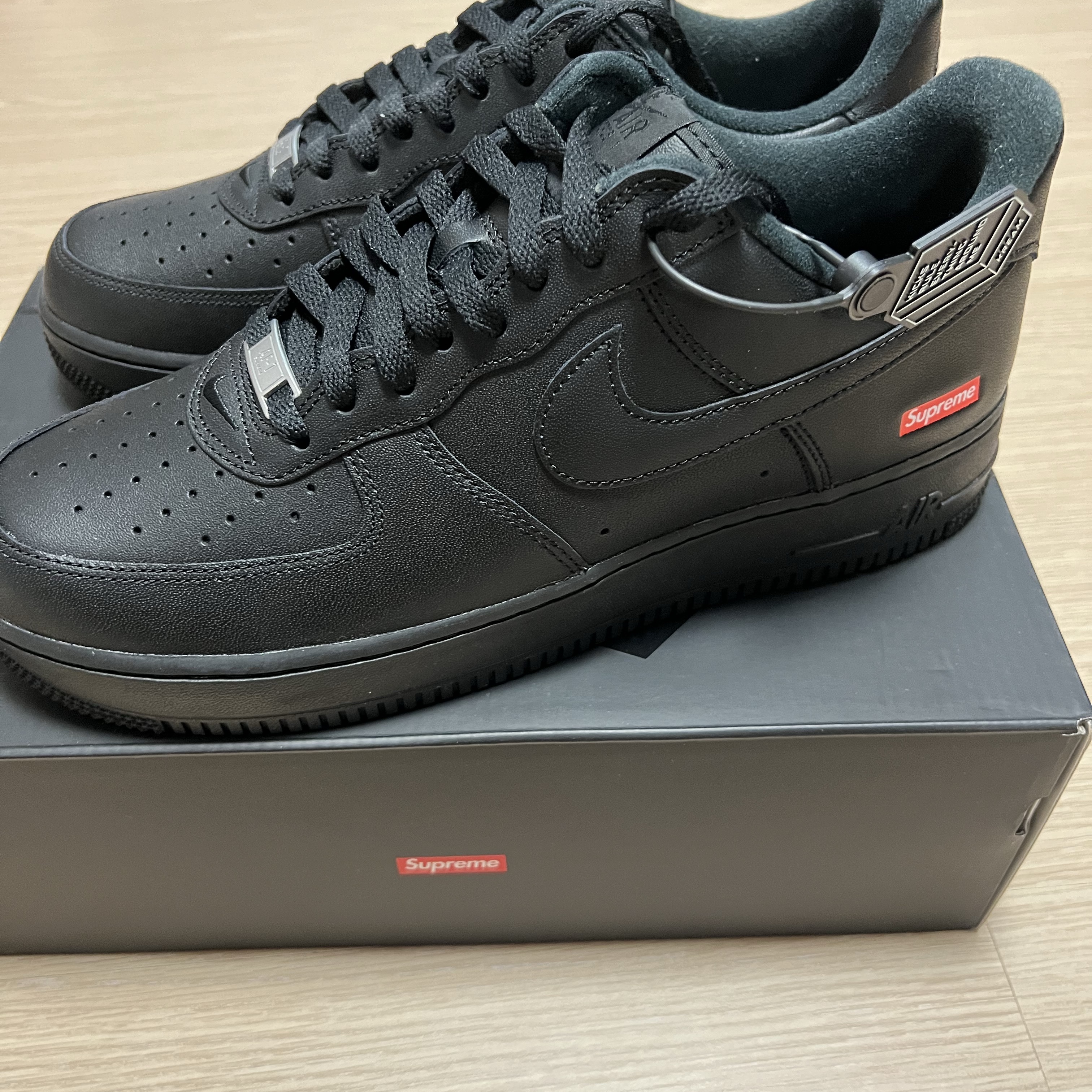 Nike x Supreme Air Force 1 Low Black 착용 스타일