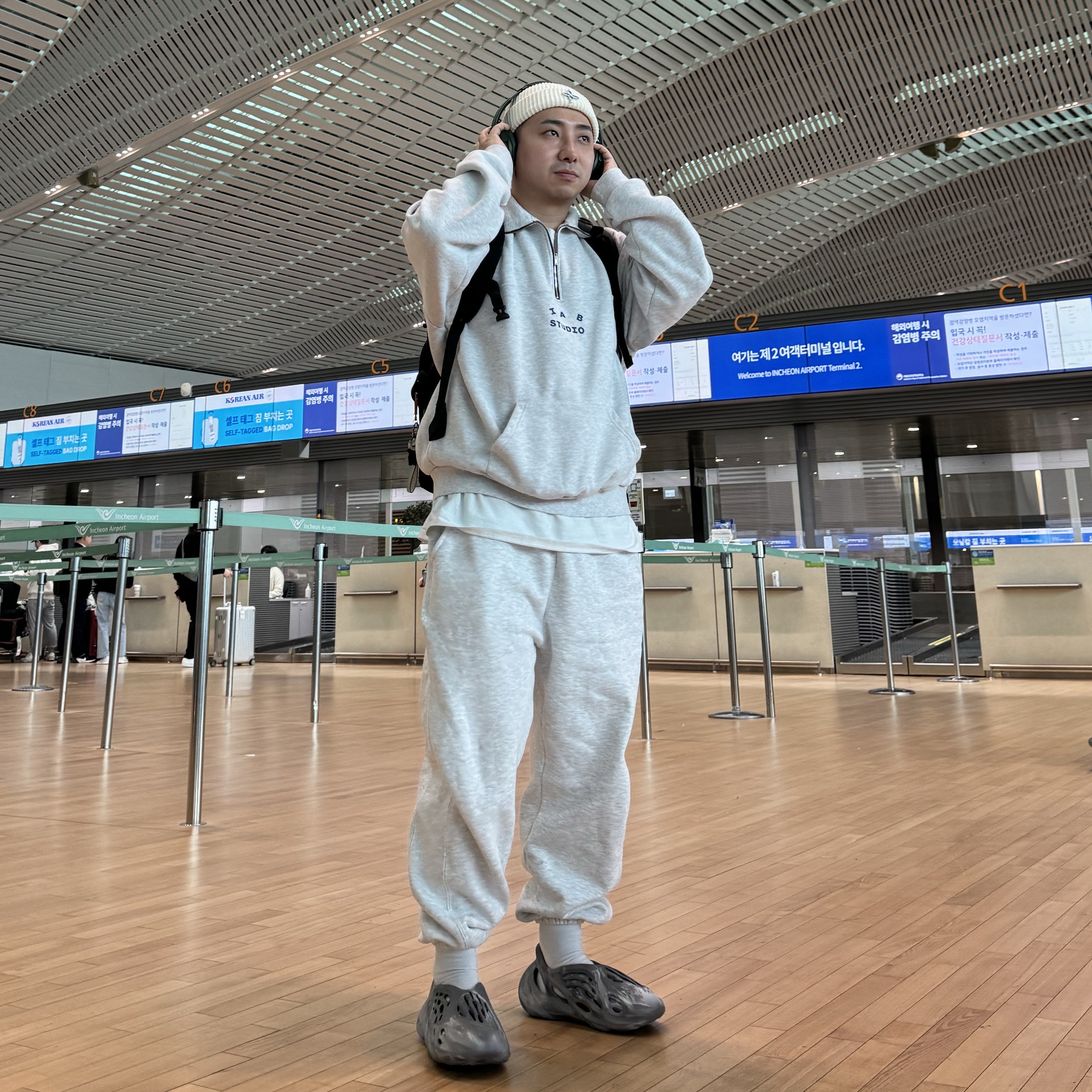 IAB Studio Half Zip Pullover Light Gray, Adidas Yeezy Foam RNNR MX Granite 착용 스타일