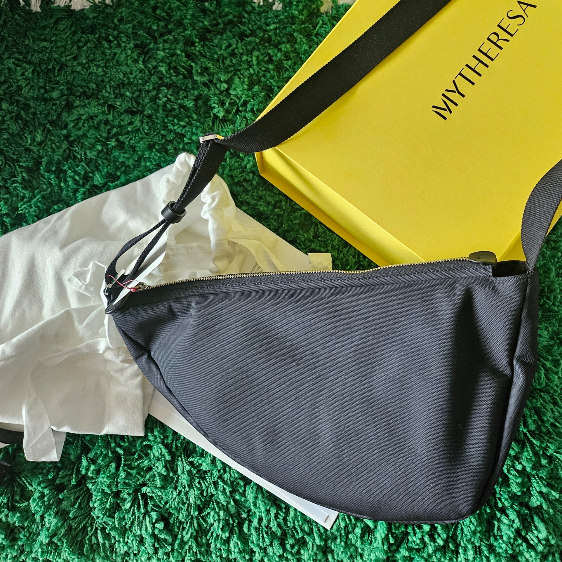 The Row Slouchy Banana Two Bag in Nylon Black 착용 스타일