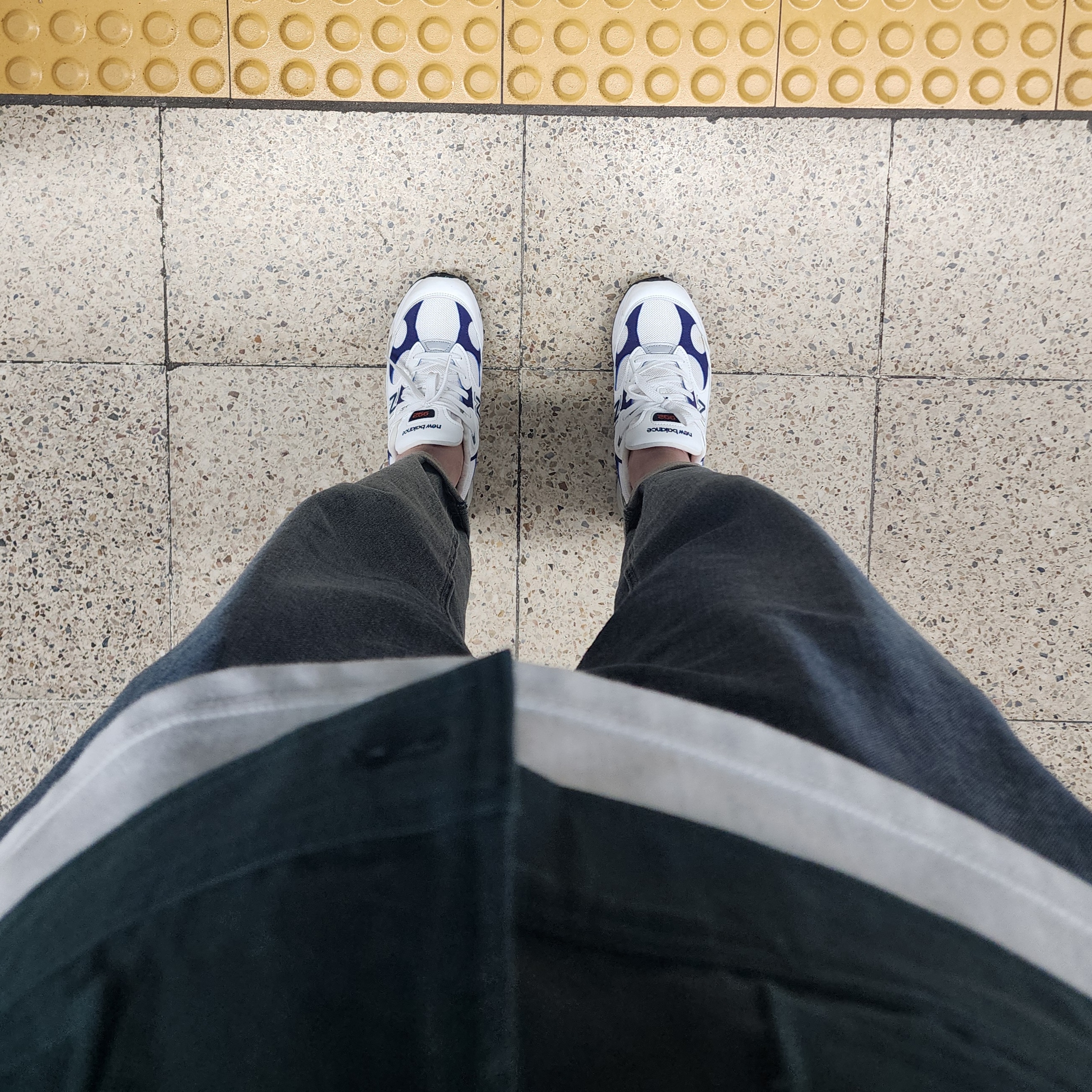 New Balance 992 Made in USA White Navy 착용 스타일