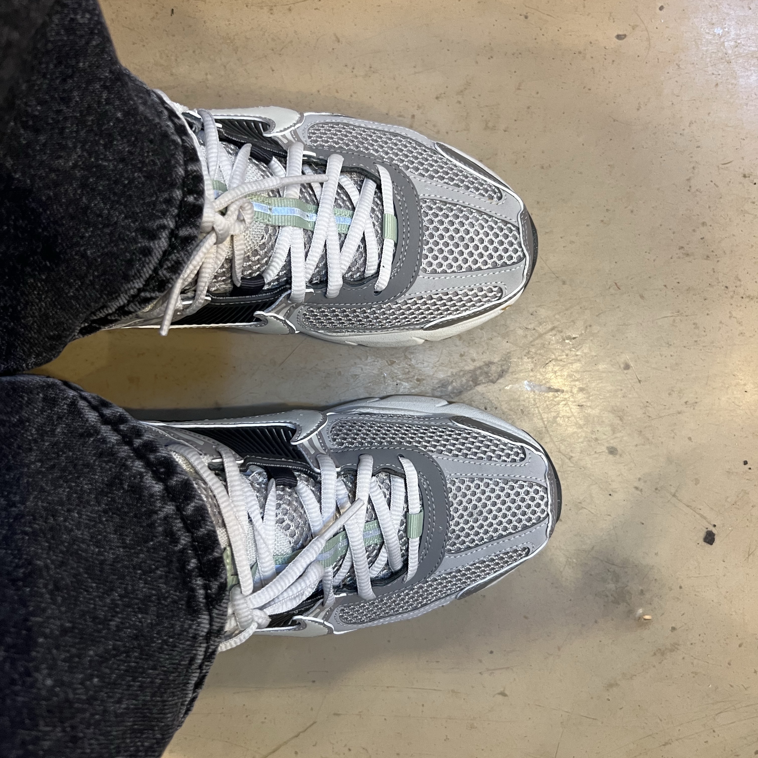 (W) Nike Zoom Vomero 5 Cobblestone and Flat Pewter 착용 스타일