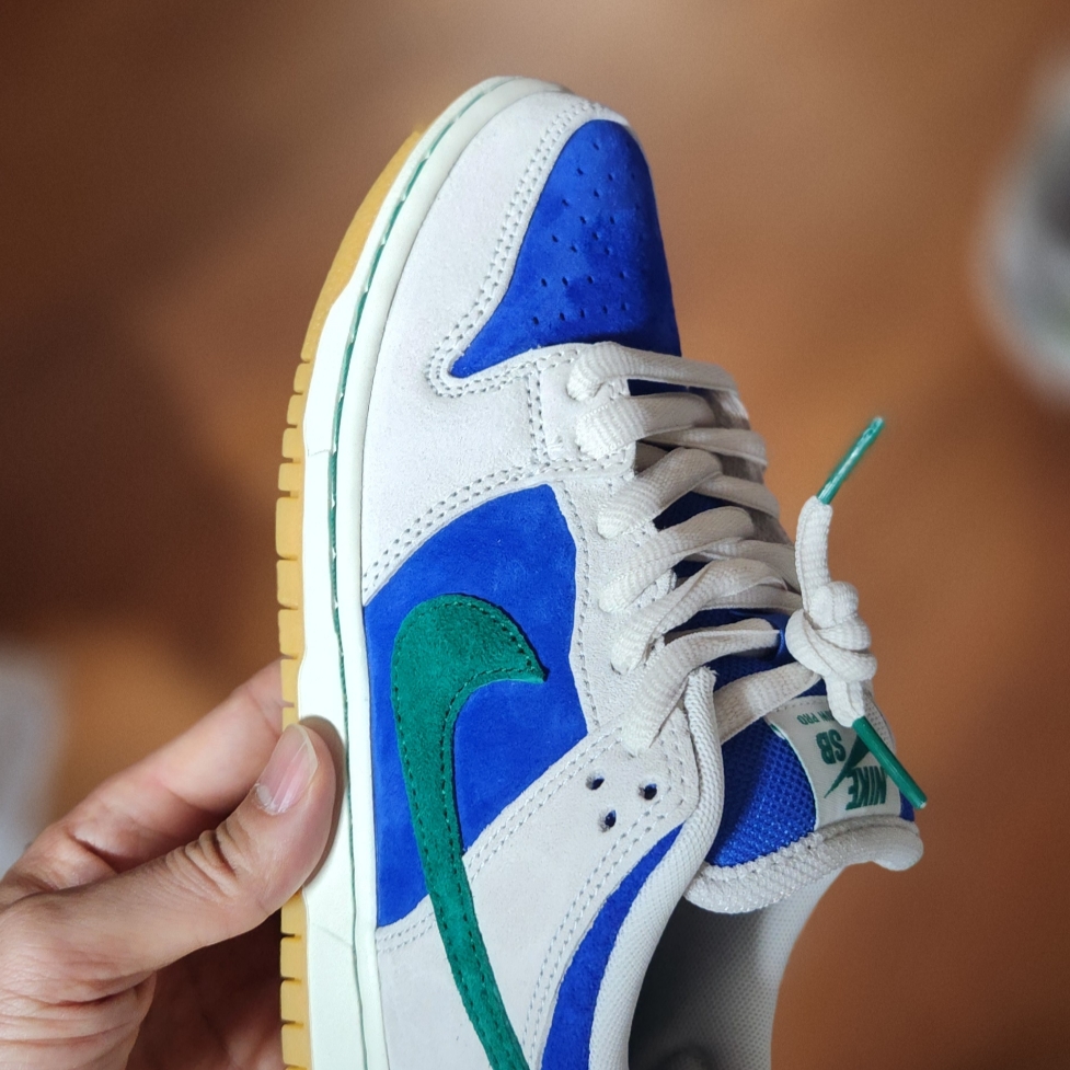 Nike SB Dunk Low Pro Phantom and Hyper Royal 착용 스타일 - 1