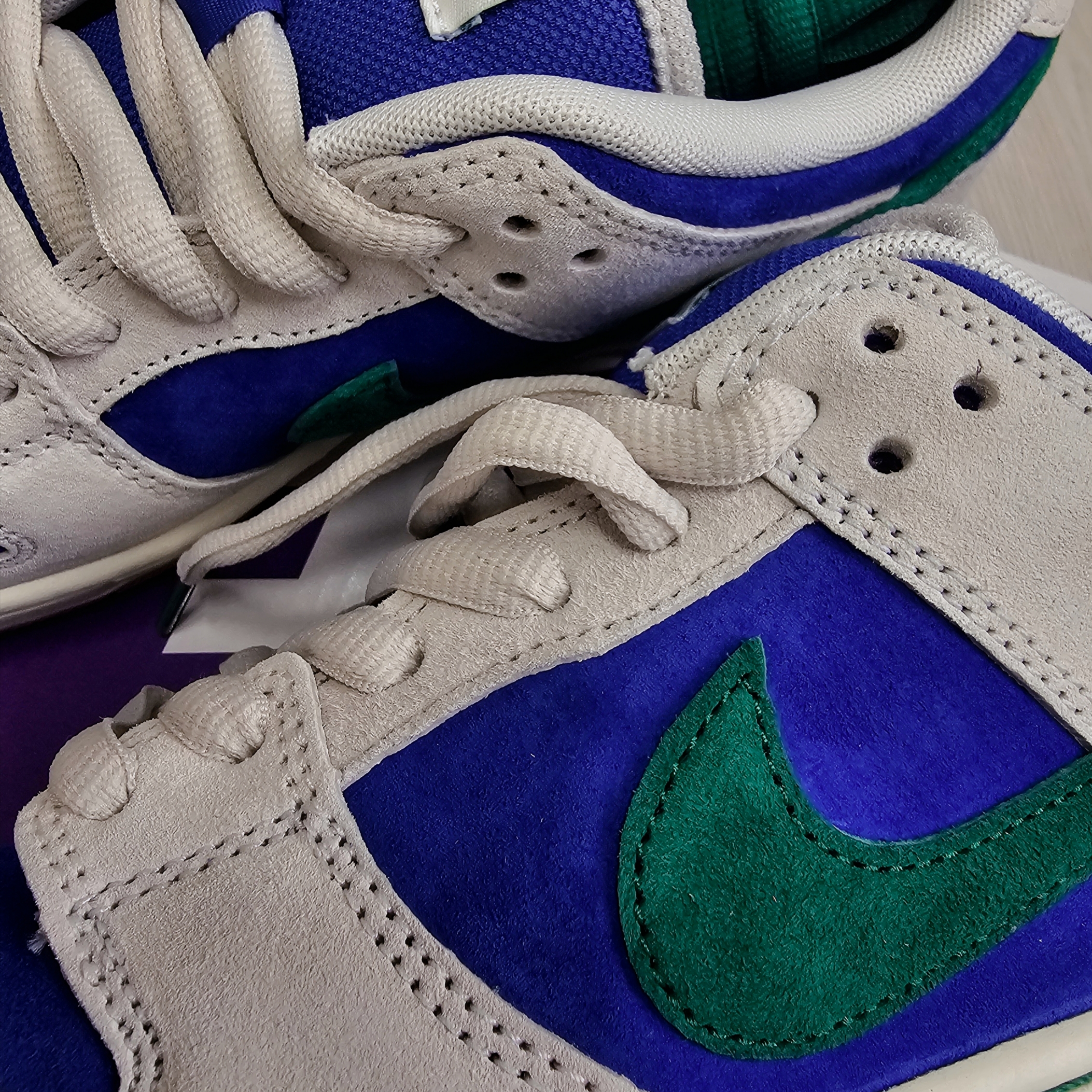 Nike SB Dunk Low Pro Phantom and Hyper Royal 착용 스타일 - 1