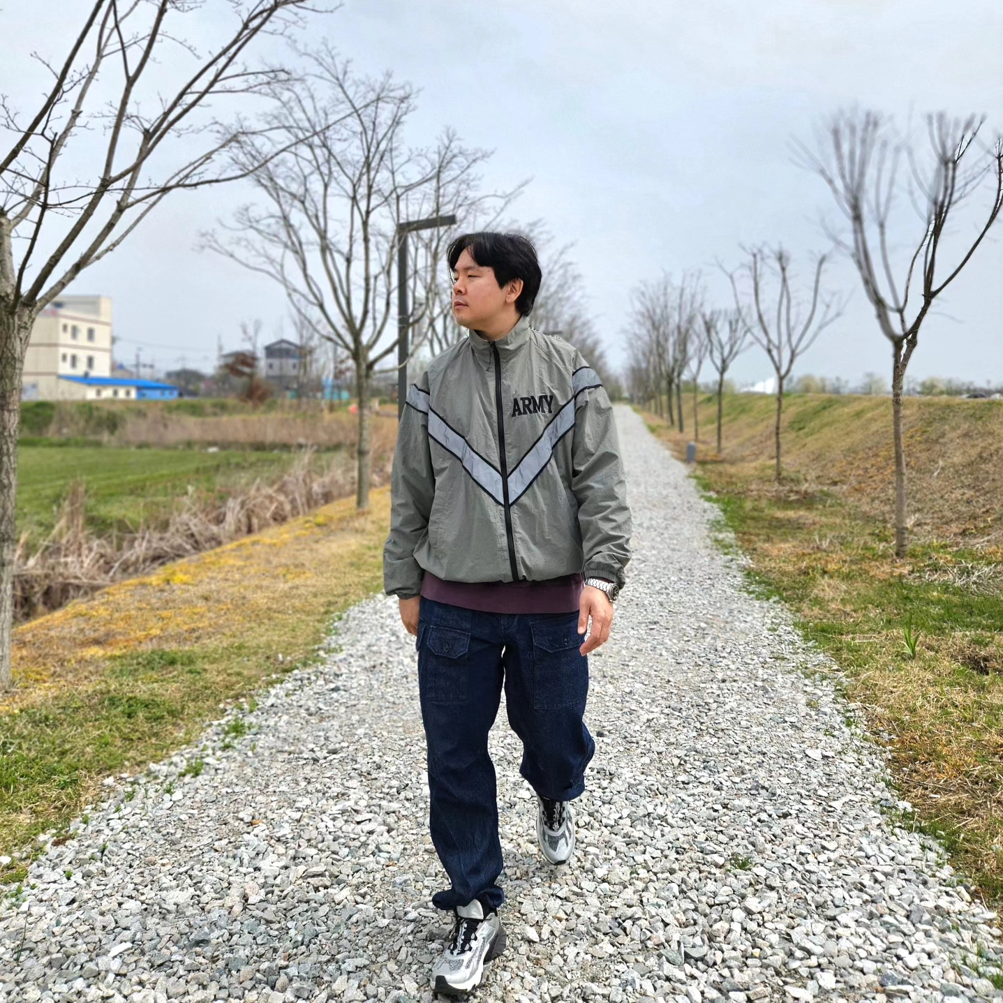 Salomon Speedverse PRG Silver Frost Grey Lunar Rock, Engineered Garments Feather PC Twill FA Pants Dark Navy 착용 스타일 - 1