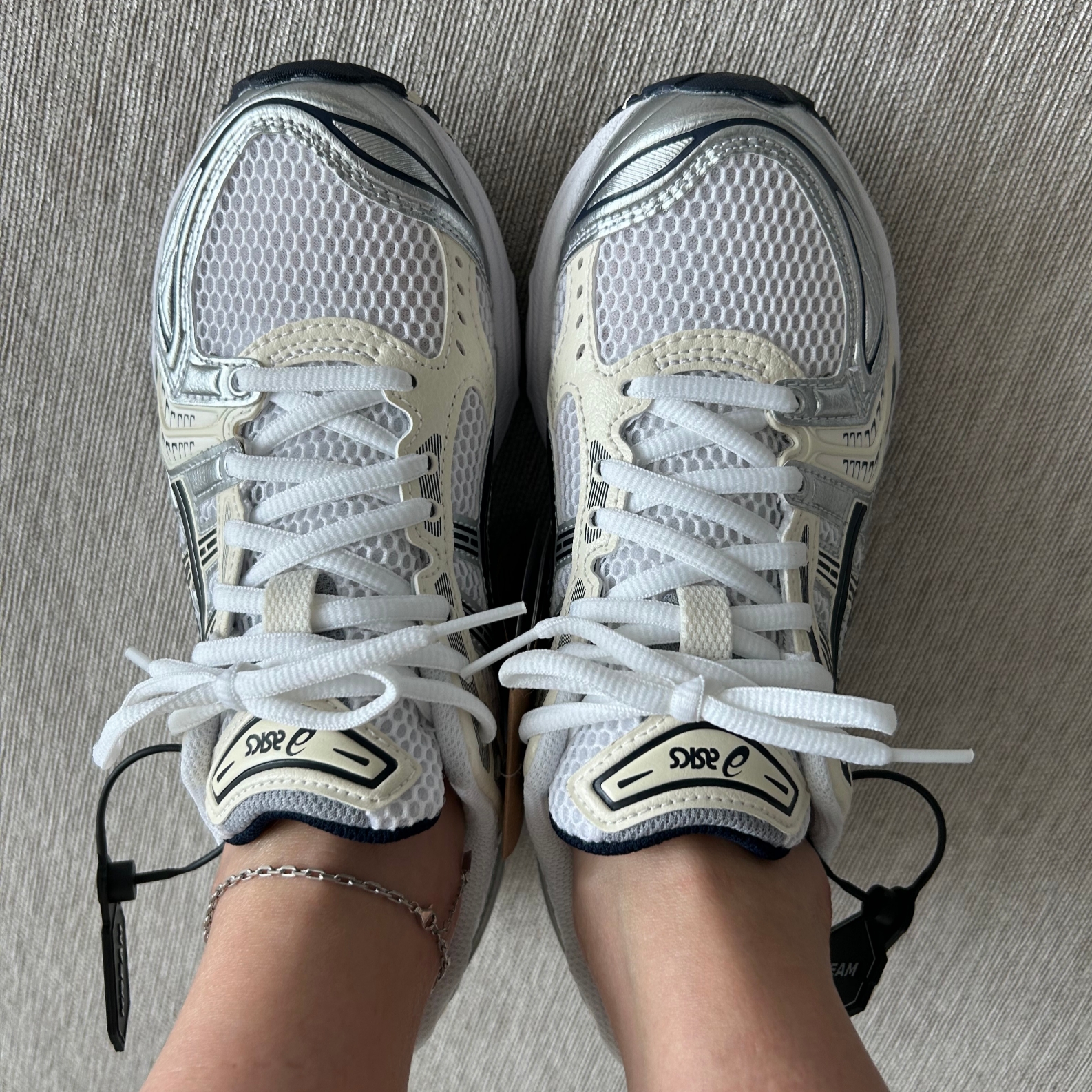 (W) Asics Gel-Kayano 14 White Midnight 착용 스타일