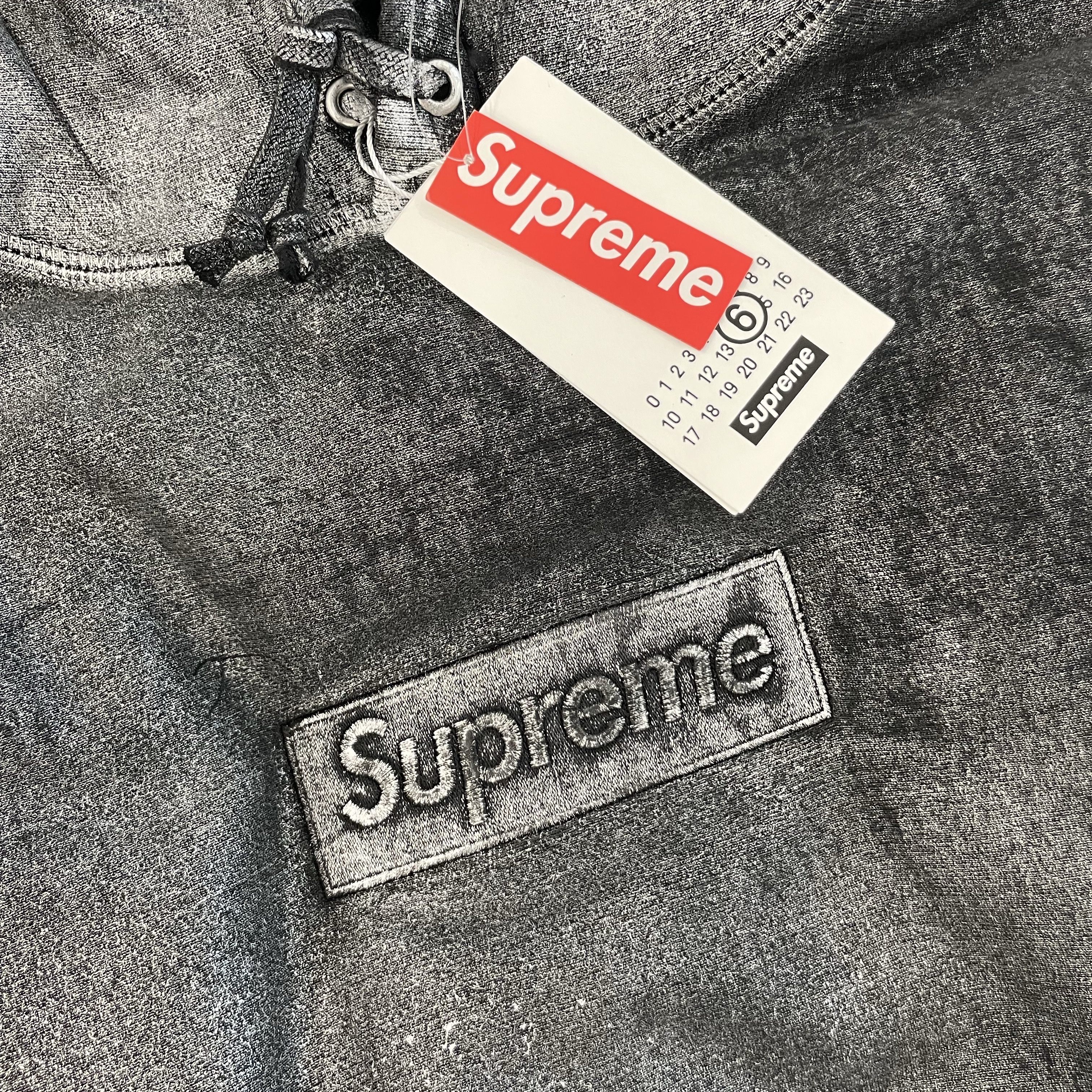 Supreme Box Logo Hooded Sweatshirt Black - 23FW, Supreme x MM6 Maison Margiela Foil Box Logo Hooded Sweatshirt Black - 24SS 착용 스타일 - 2