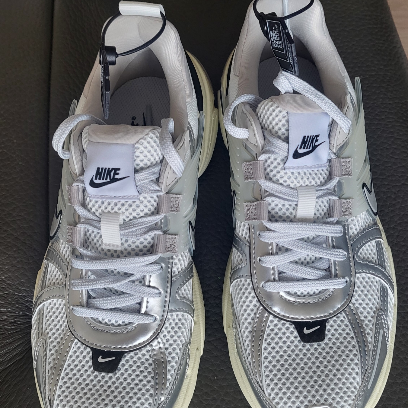 Nike V2K Run Summit White Metallic Silver 착용 스타일
