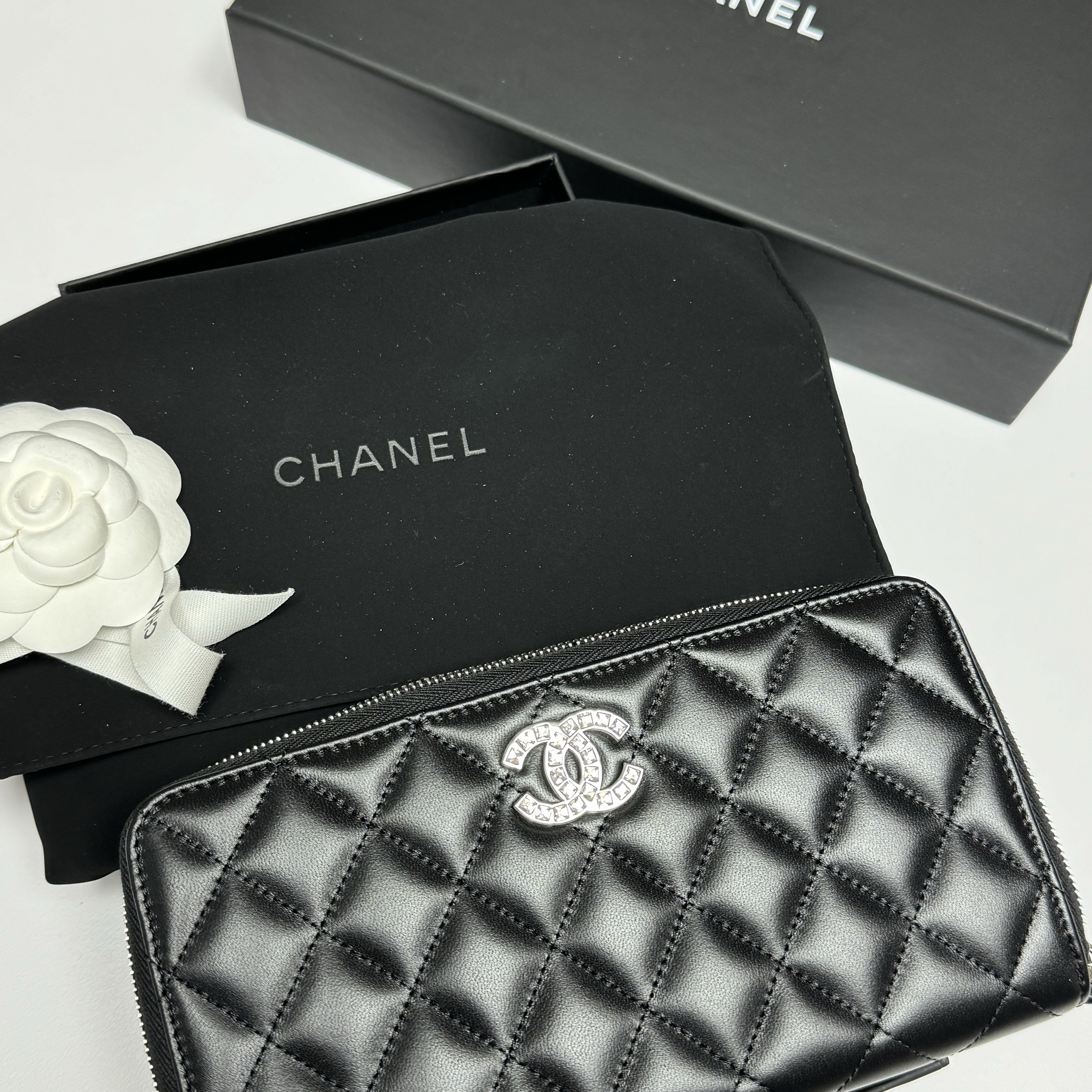 Chanel Long Zipped Wallet Lambskin Strass & Silver Black 착용 스타일 - 2