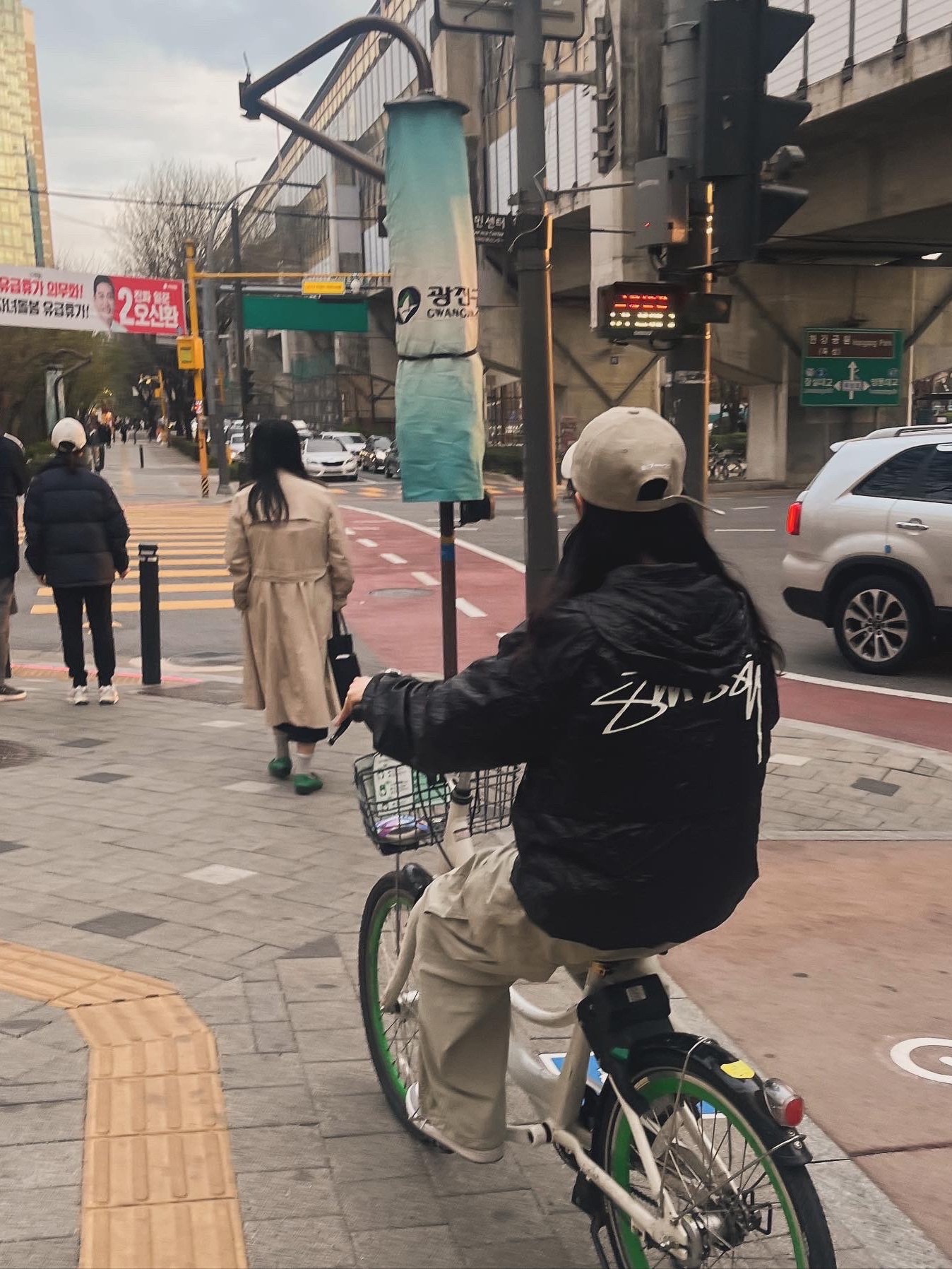 Stussy Beach Shell Wrinkled Nylon Jacket Black, Emis New Logo Emis Cap Beige 착용 스타일 - 2