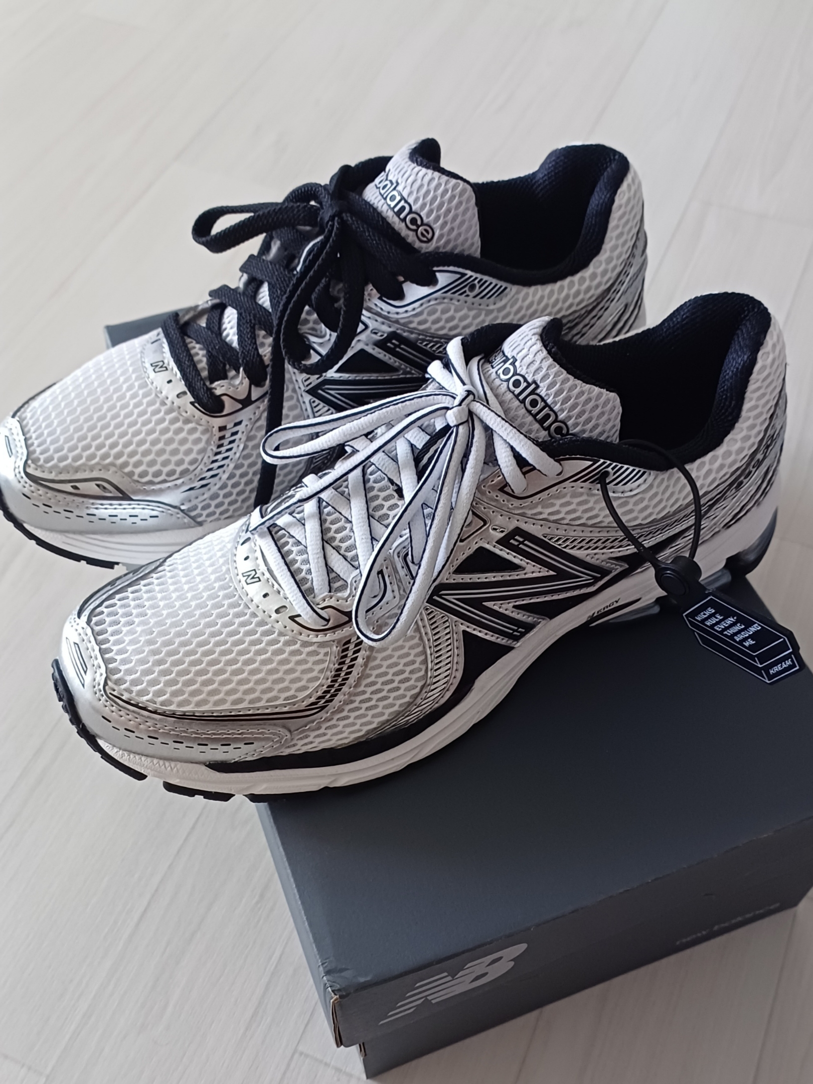 New Balance 860v2 White Black 착용 스타일 - 2