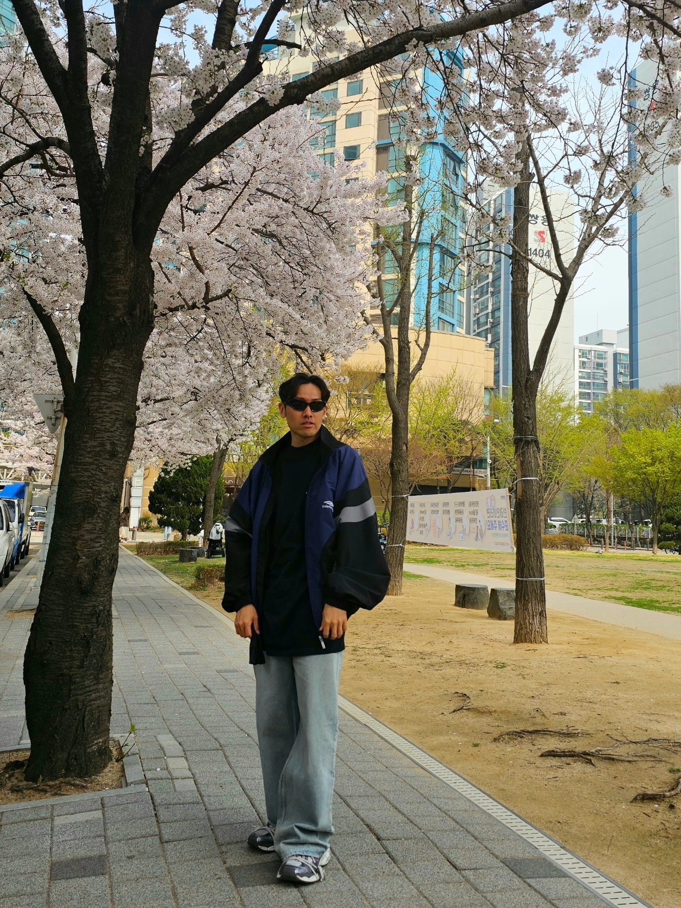 Balenciaga 3B Sports Icon Off Shoulder Tracksuit Jacket Black Navy, Balenciaga Denim Size Sticker Baggy Pants in Blue 착용 스타일 - 4