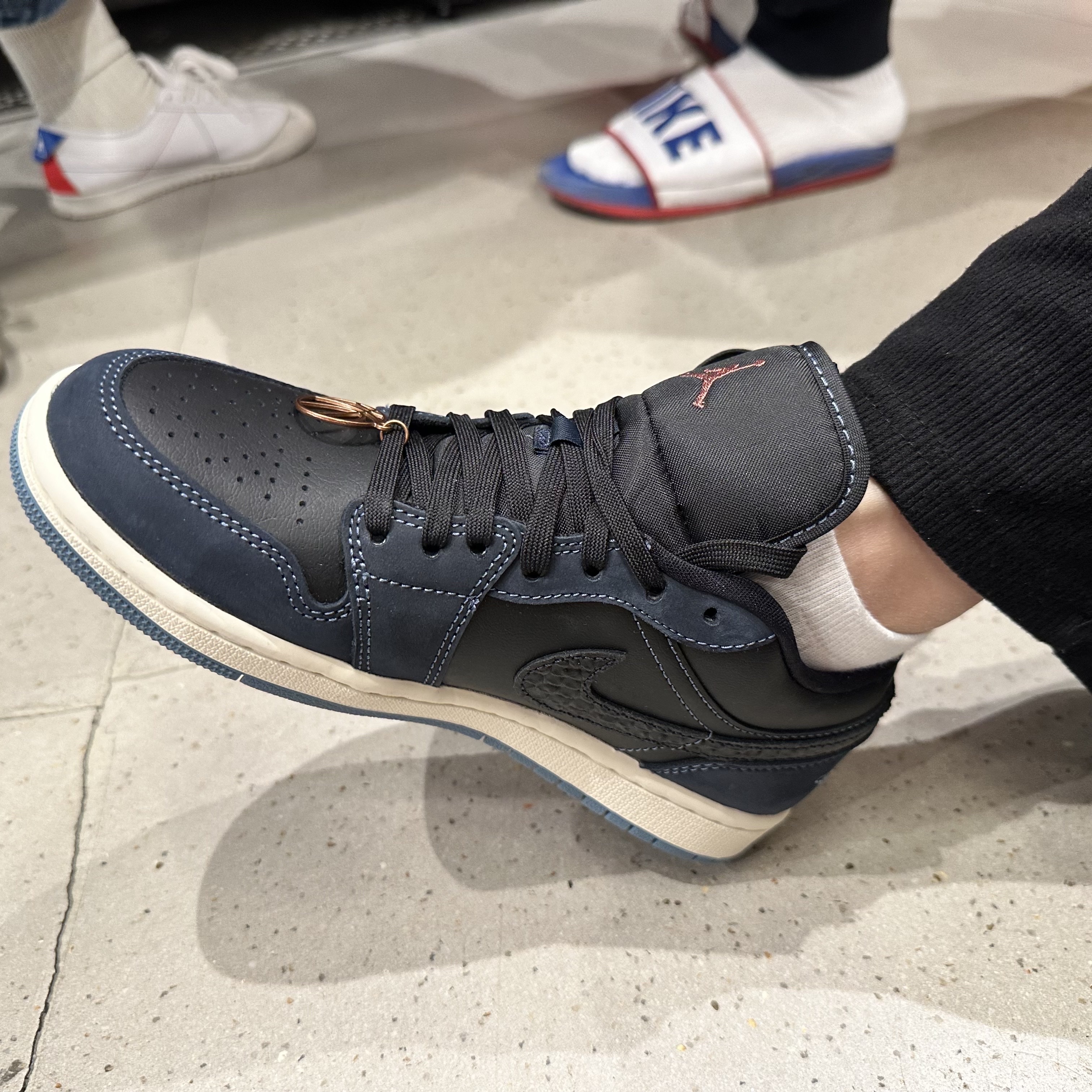 (W) Jordan 1 Low SE Black Dark Obsidian 착용 스타일 - 3