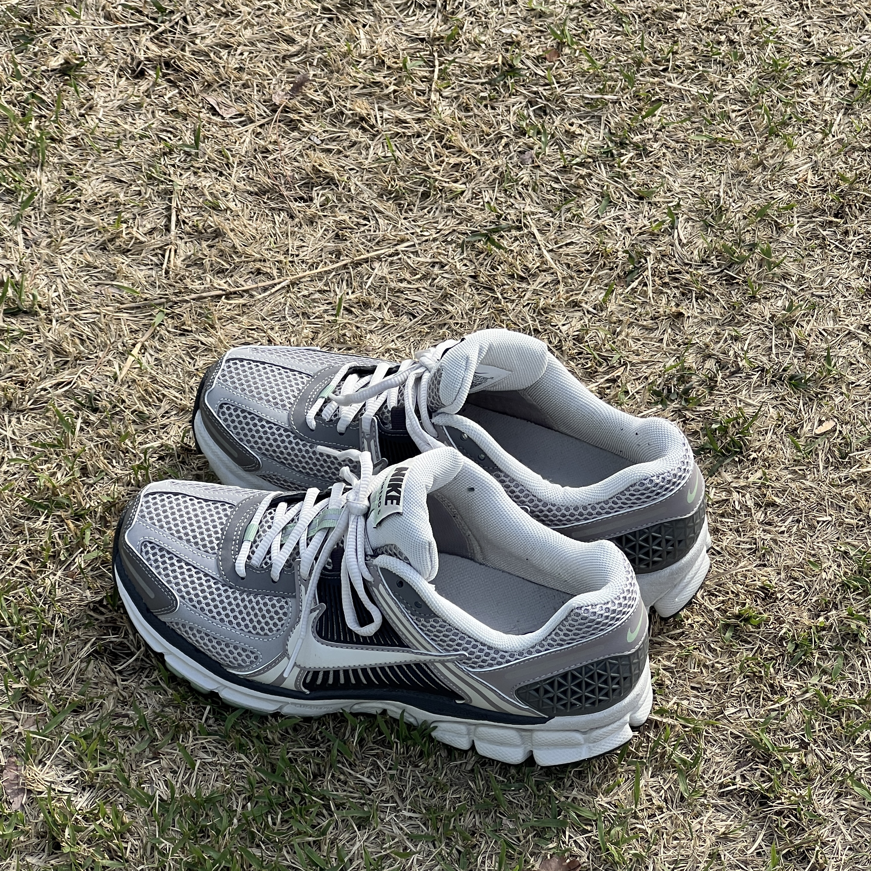 (W) Nike Zoom Vomero 5 Cobblestone and Flat Pewter 착용 스타일