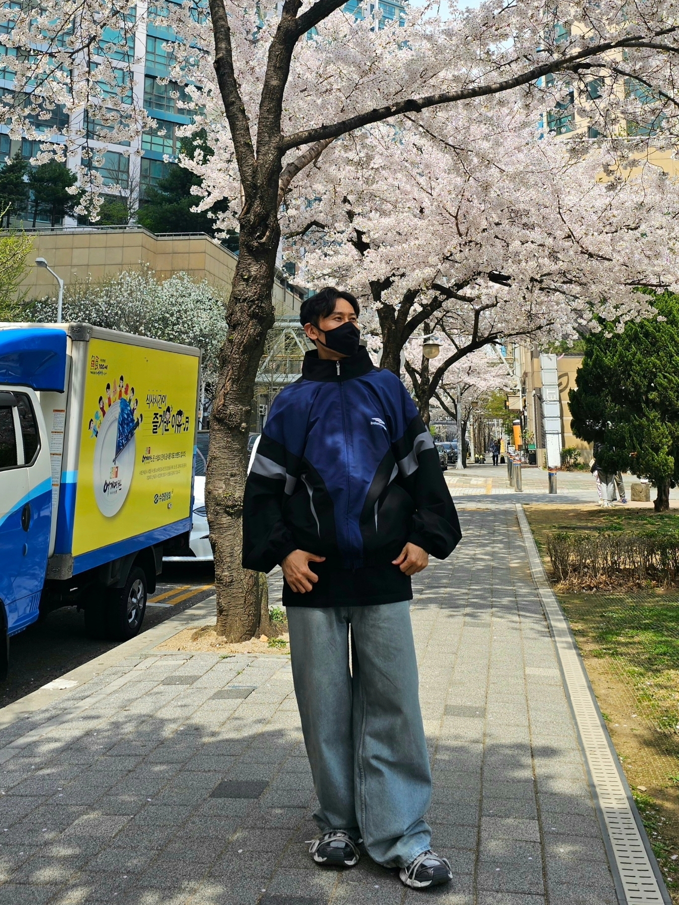 Balenciaga 3B Sports Icon Off Shoulder Tracksuit Jacket Black Navy, Balenciaga Denim Size Sticker Baggy Pants in Blue 착용 스타일 - 3