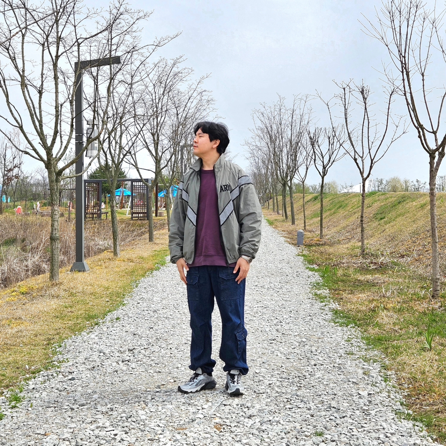 Salomon Speedverse PRG Silver Frost Grey Lunar Rock, Engineered Garments Feather PC Twill FA Pants Dark Navy 착용 스타일 - 4