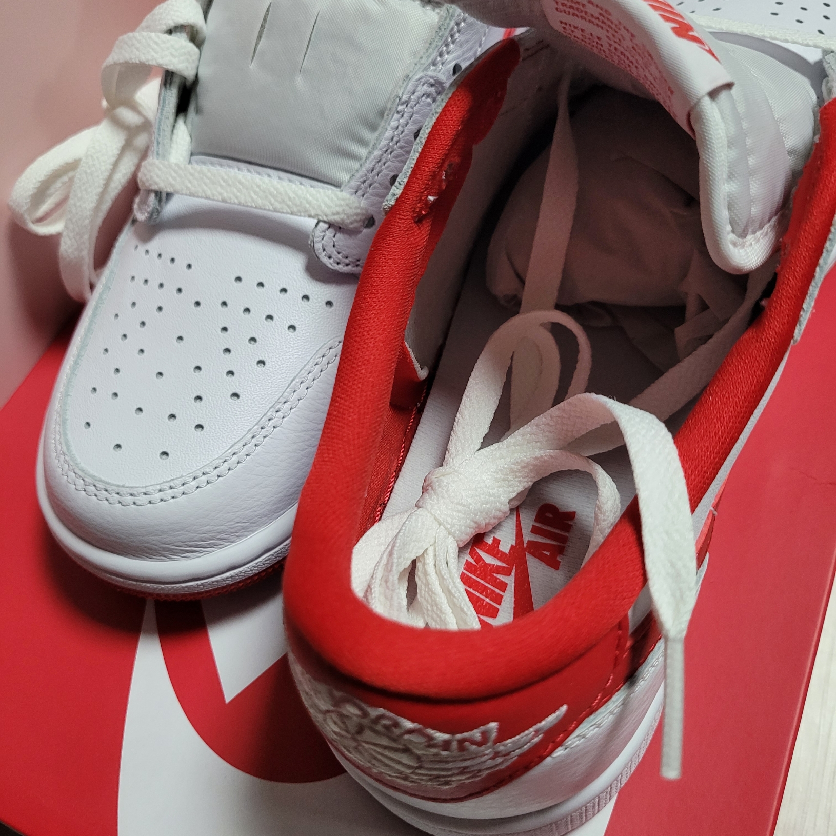 Jordan 1 Retro Low OG University Red 착용 스타일 - 1