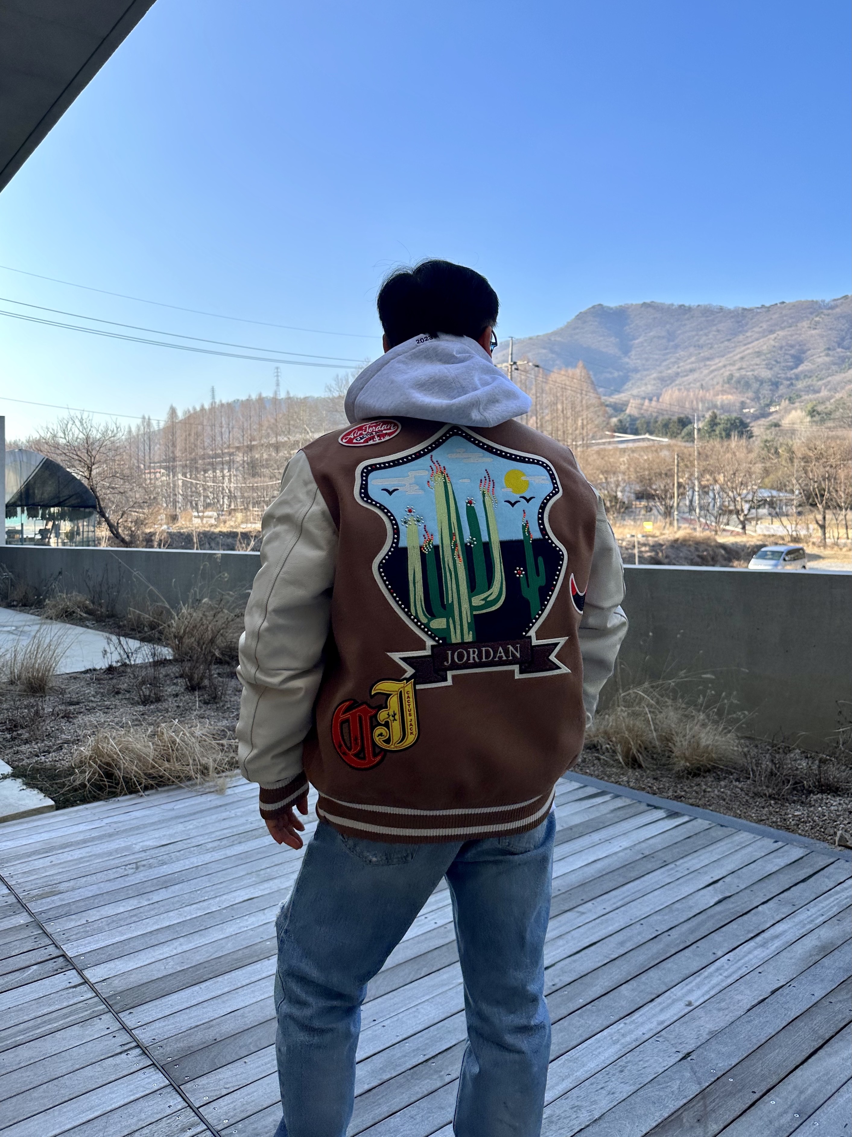 Jordan x Travis Scott Varsity Jacket Antique Brown - US/EU, Jordan 1 x Travis Scott Retro High OG SP Mocha 착용 스타일 - 2