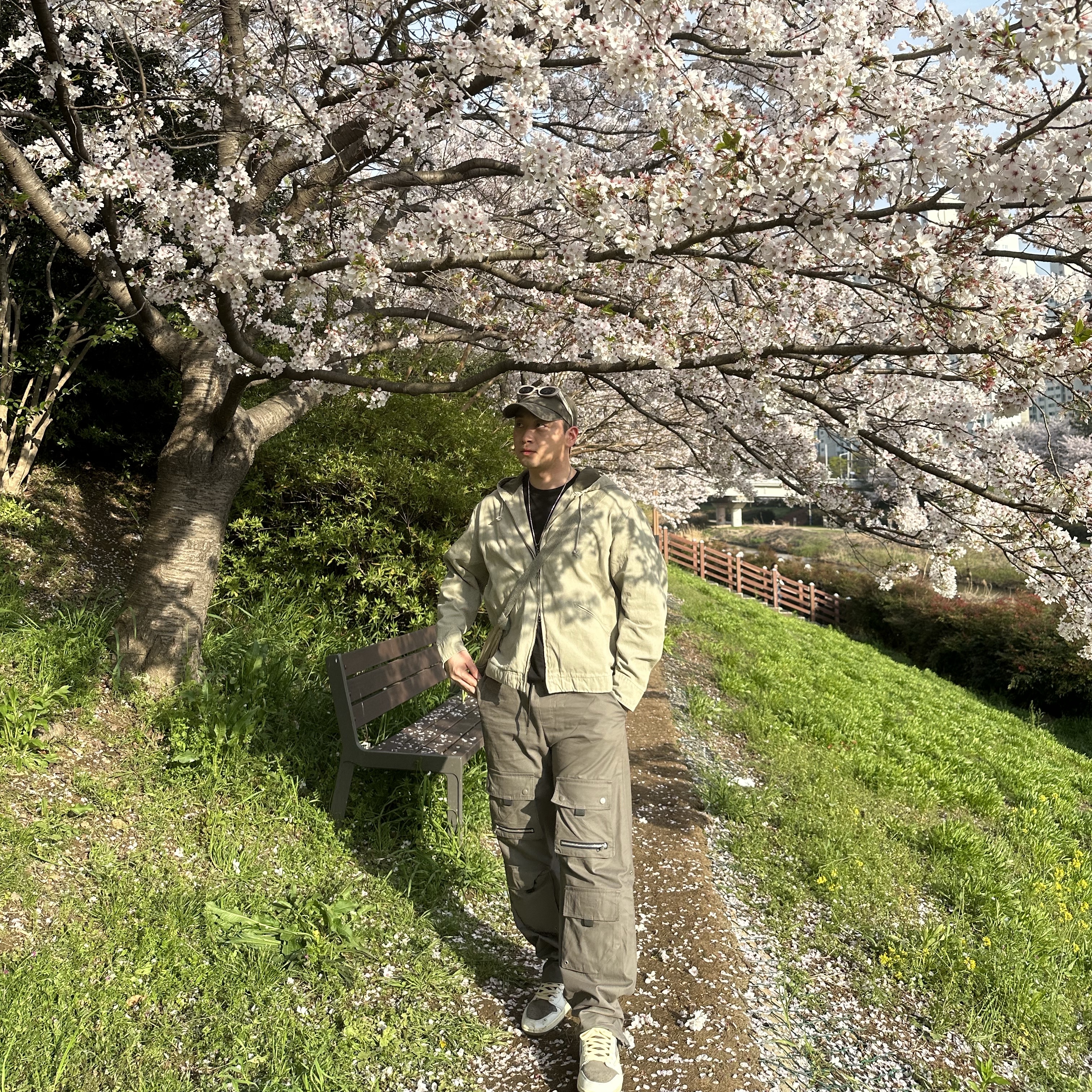 Gentle Monster x Maison Margiela MM004 Grey Black, Jordan 1 x Travis Scott Retro Low OG SP Sail and Ridgerock 착용 스타일 - 3