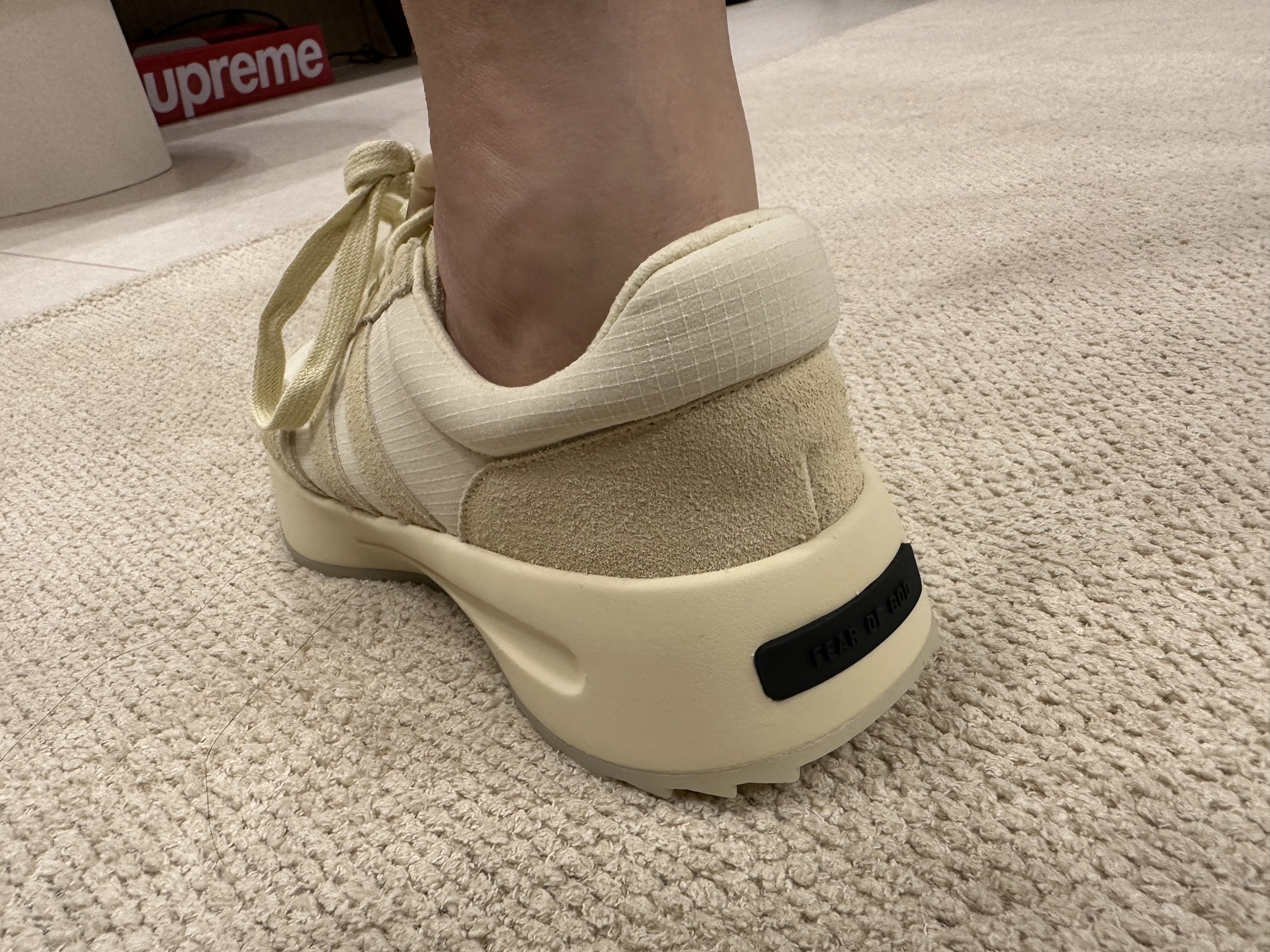 Adidas x Fear of God Athletics Los Angeles Pale Yellow 착용 스타일 - 5