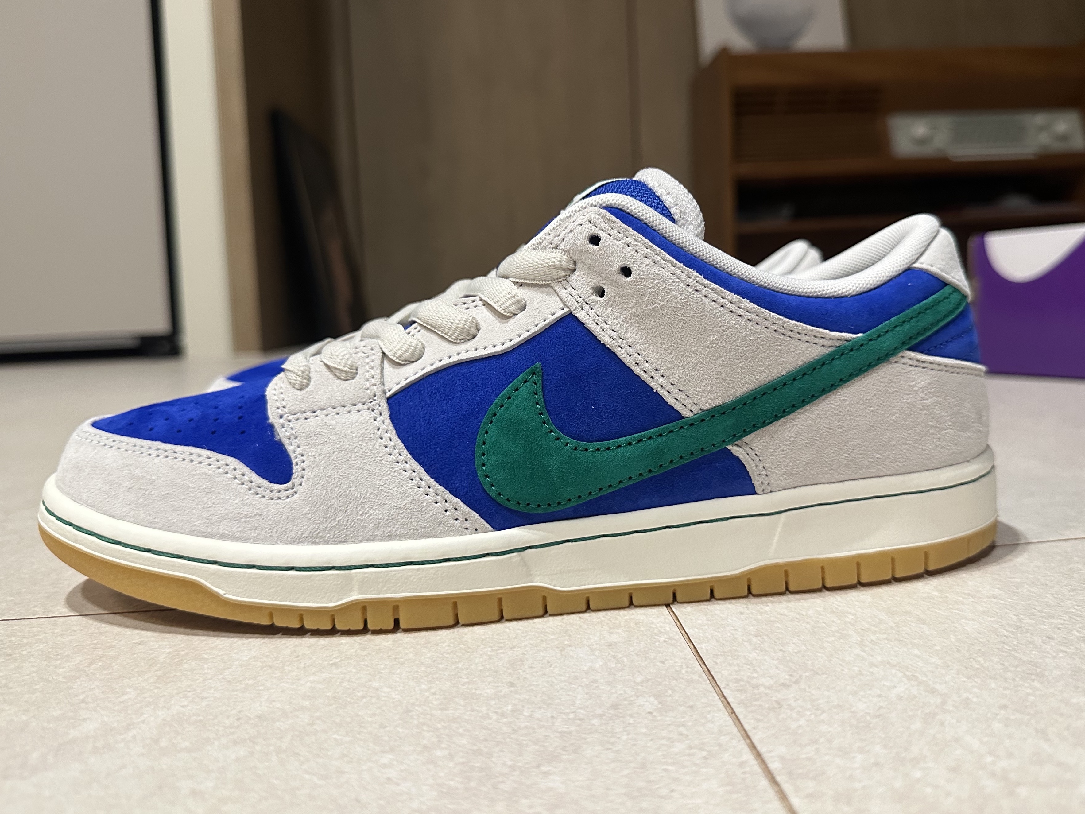 Nike SB Dunk Low Pro Phantom and Hyper Royal 착용 스타일 - 2