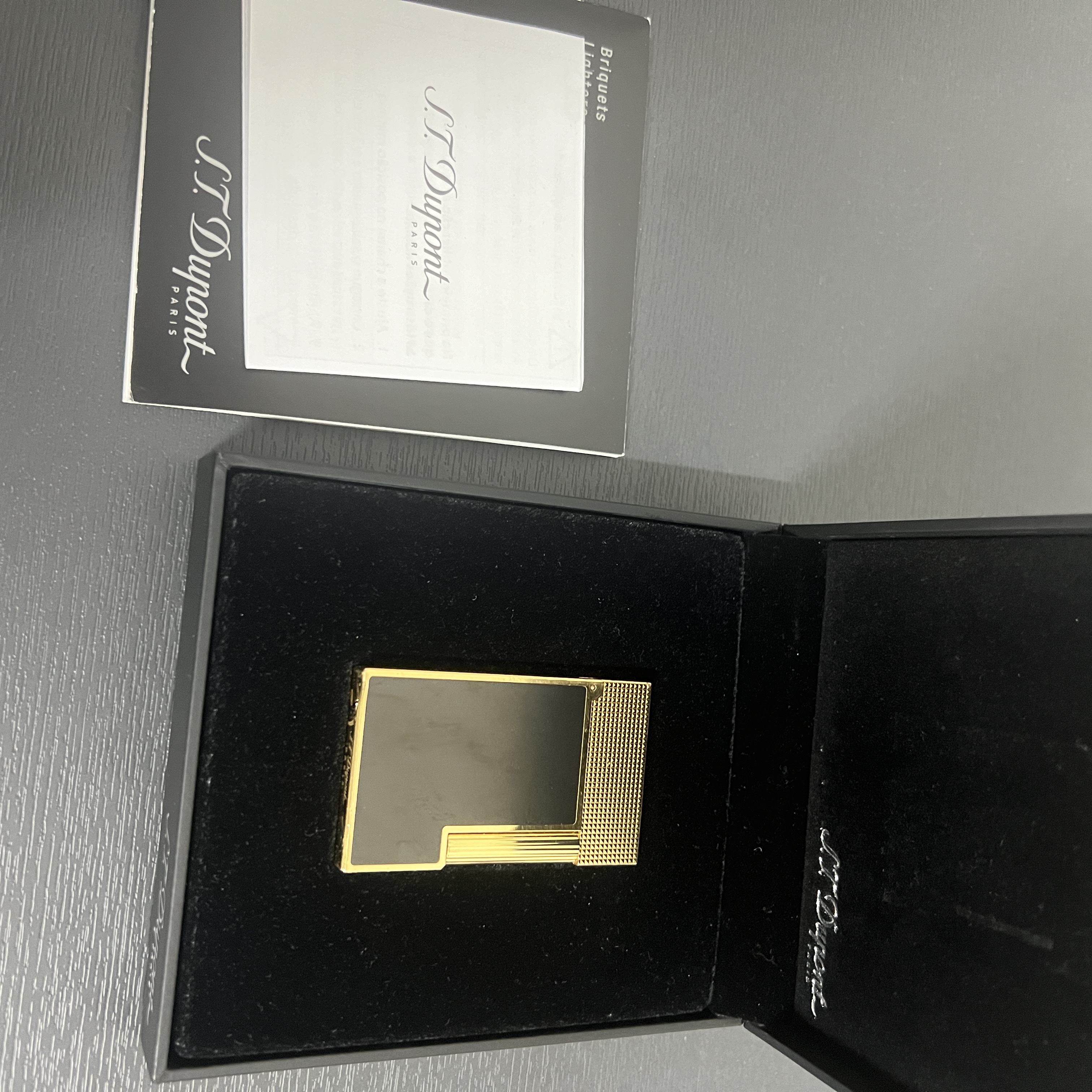 S.T. Dupont Line 2 Micro Diamond Head Matte Lacquer Lighter Black Yellow Gold 착용 스타일 - 2