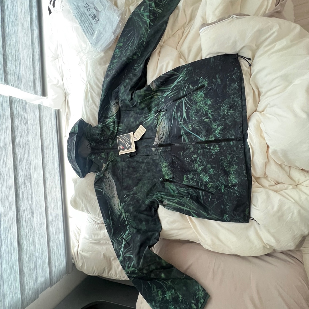 Supreme Gore-Tex Taped Seam Shell Jacket Kermit The Frog - 24SS 착용 스타일 - 1