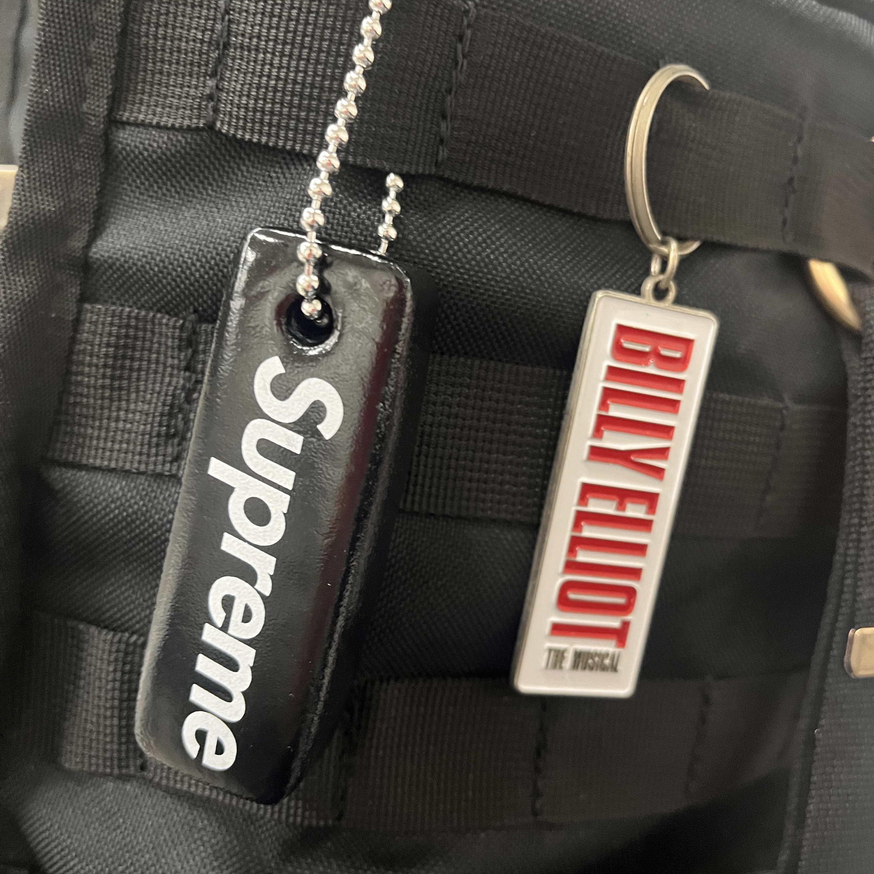 Supreme Floating Keychain Black - 23FW 착용 스타일