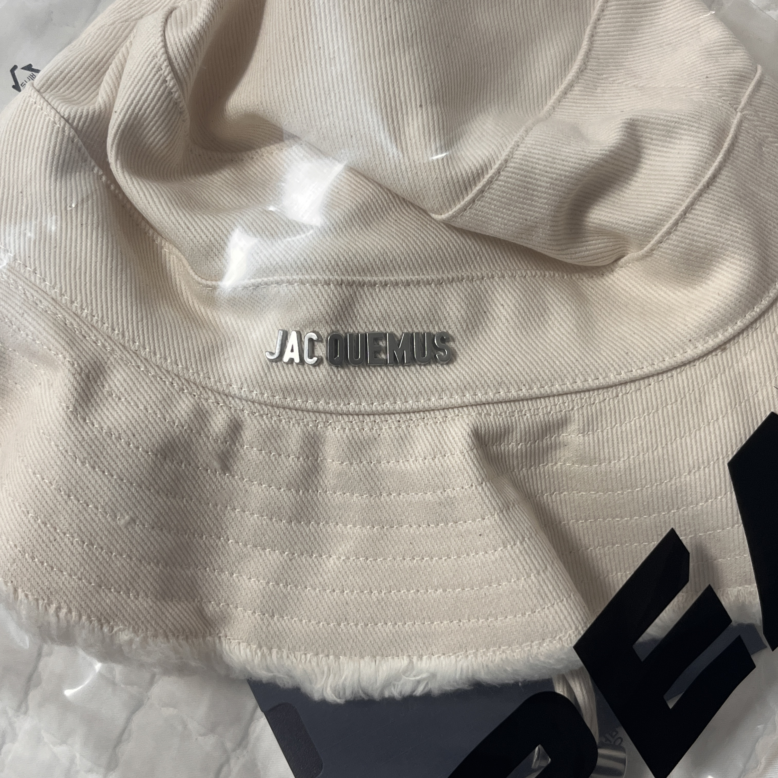 Jacquemus Le Bob Artichaut Bucket Hat Off White 착용 스타일