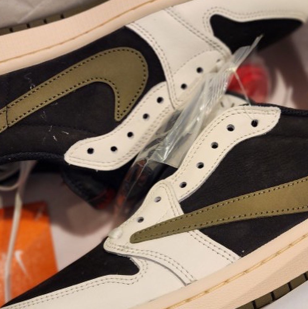 (W) Jordan 1 x Travis Scott Retro Low OG SP Medium Olive 착용 스타일 - 1