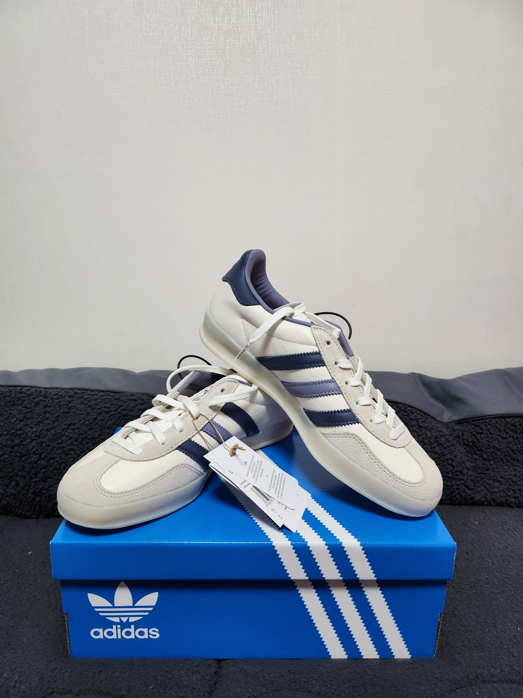 Adidas Gazelle Indoor Core White Preloved Ink 착용 스타일 - 4