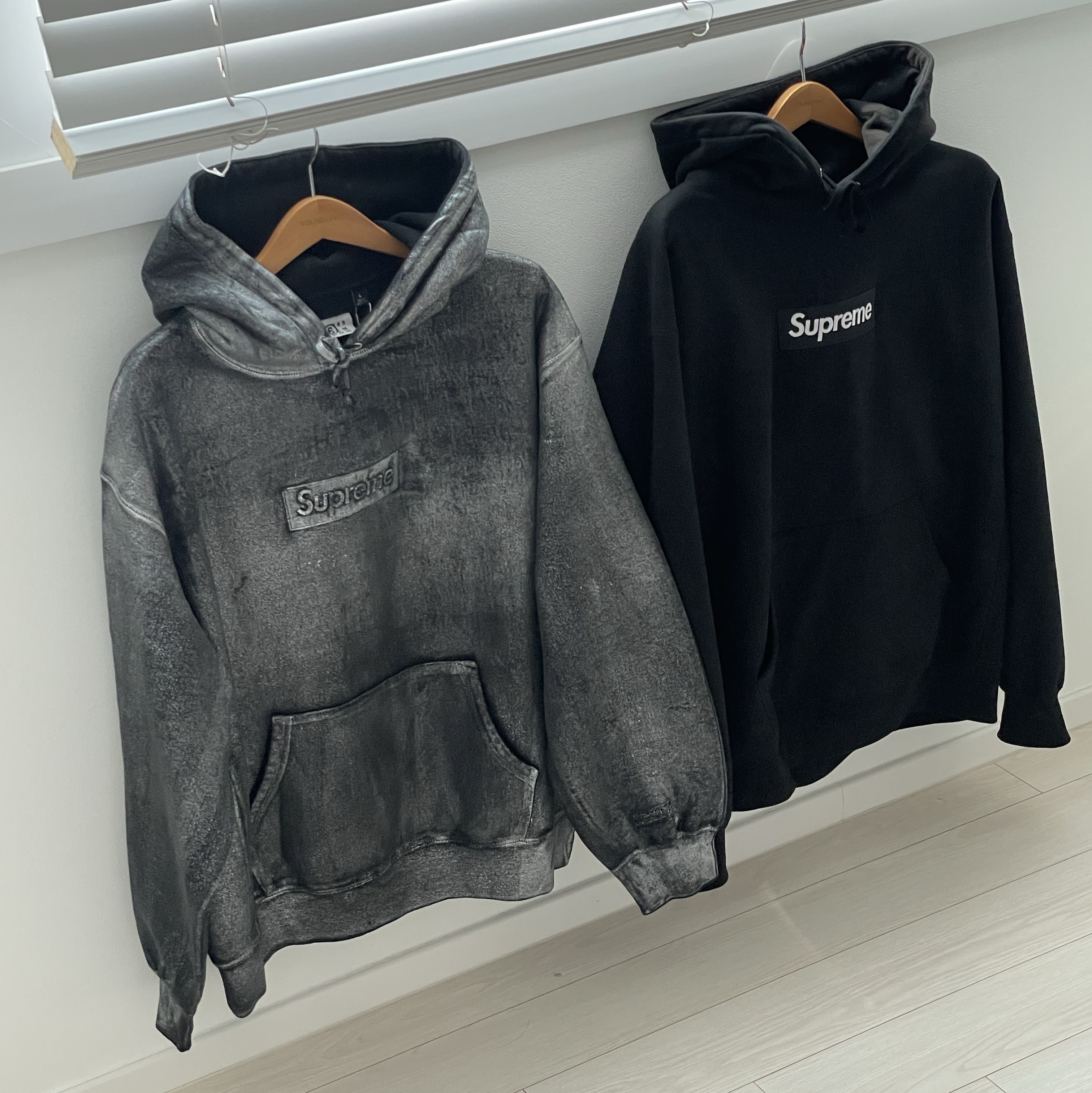 Supreme Box Logo Hooded Sweatshirt Black - 23FW, Supreme x MM6 Maison Margiela Foil Box Logo Hooded Sweatshirt Black - 24SS 착용 스타일 - 1